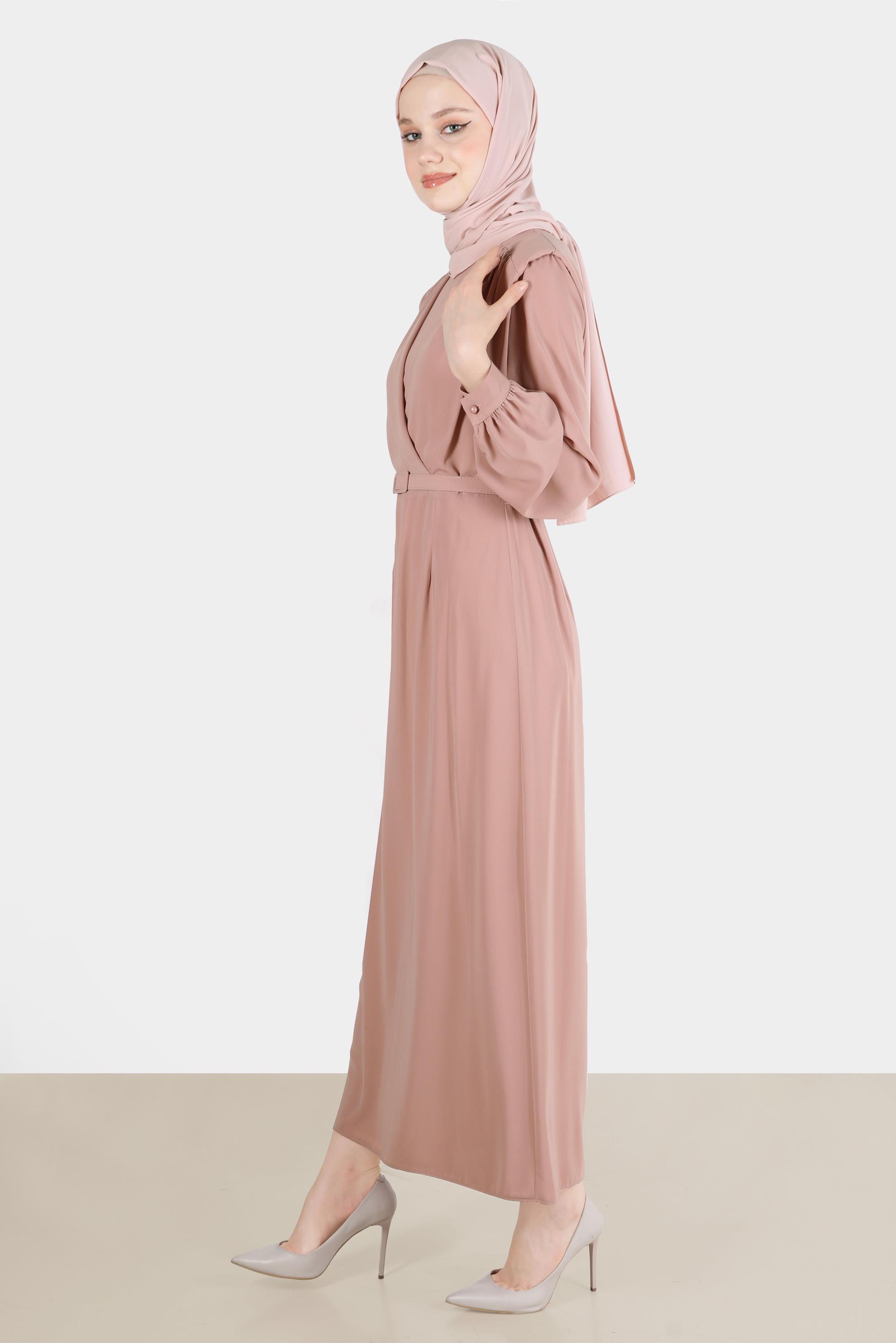 Tesettür giyim BEJ OMUZLARI BÜZGÜLÜ KEMERLİ ELBİSE 42525 