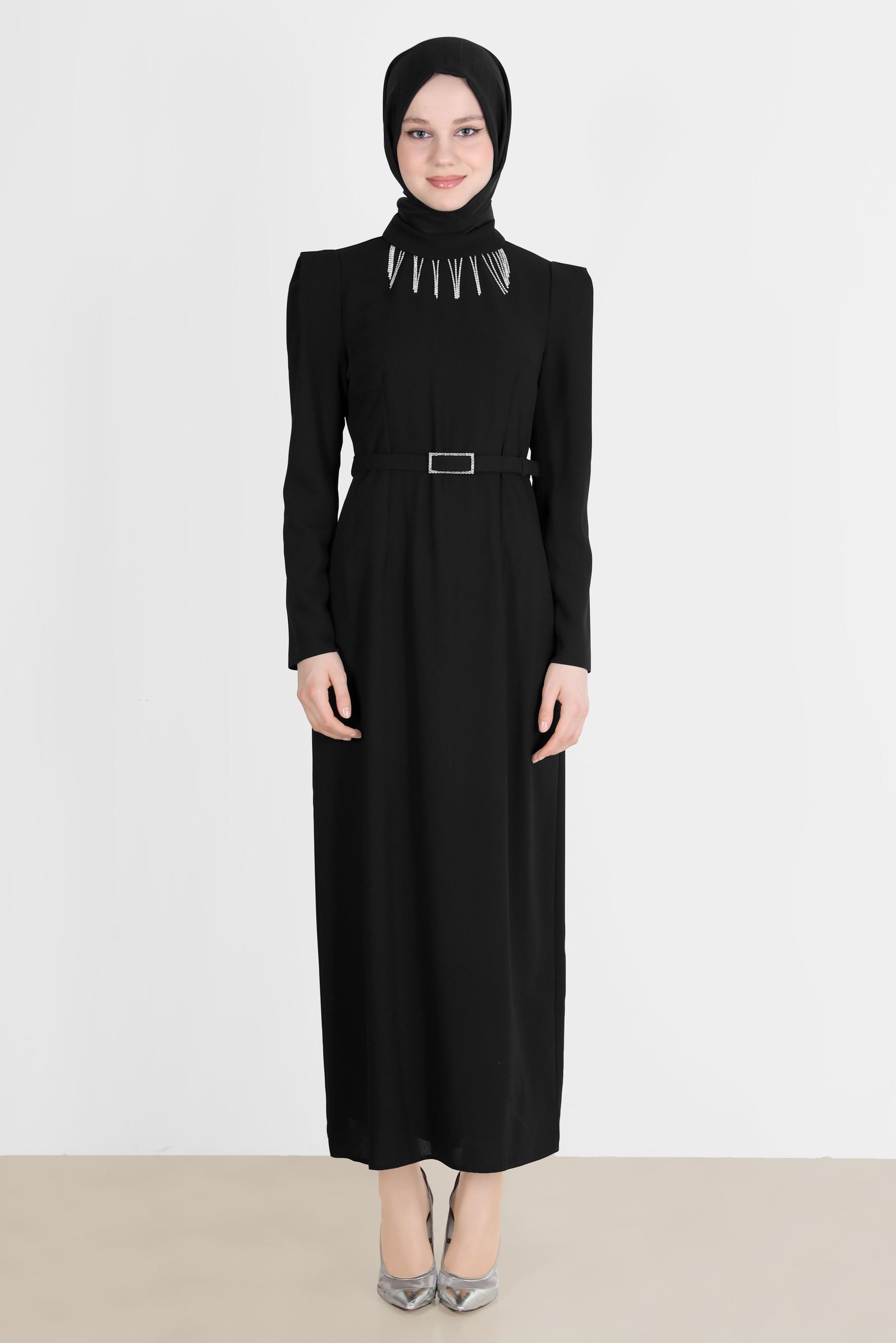 Tesettür giyim SİYAH PÜSKÜL DETAYLI VATKALI ELBİSE 42526 