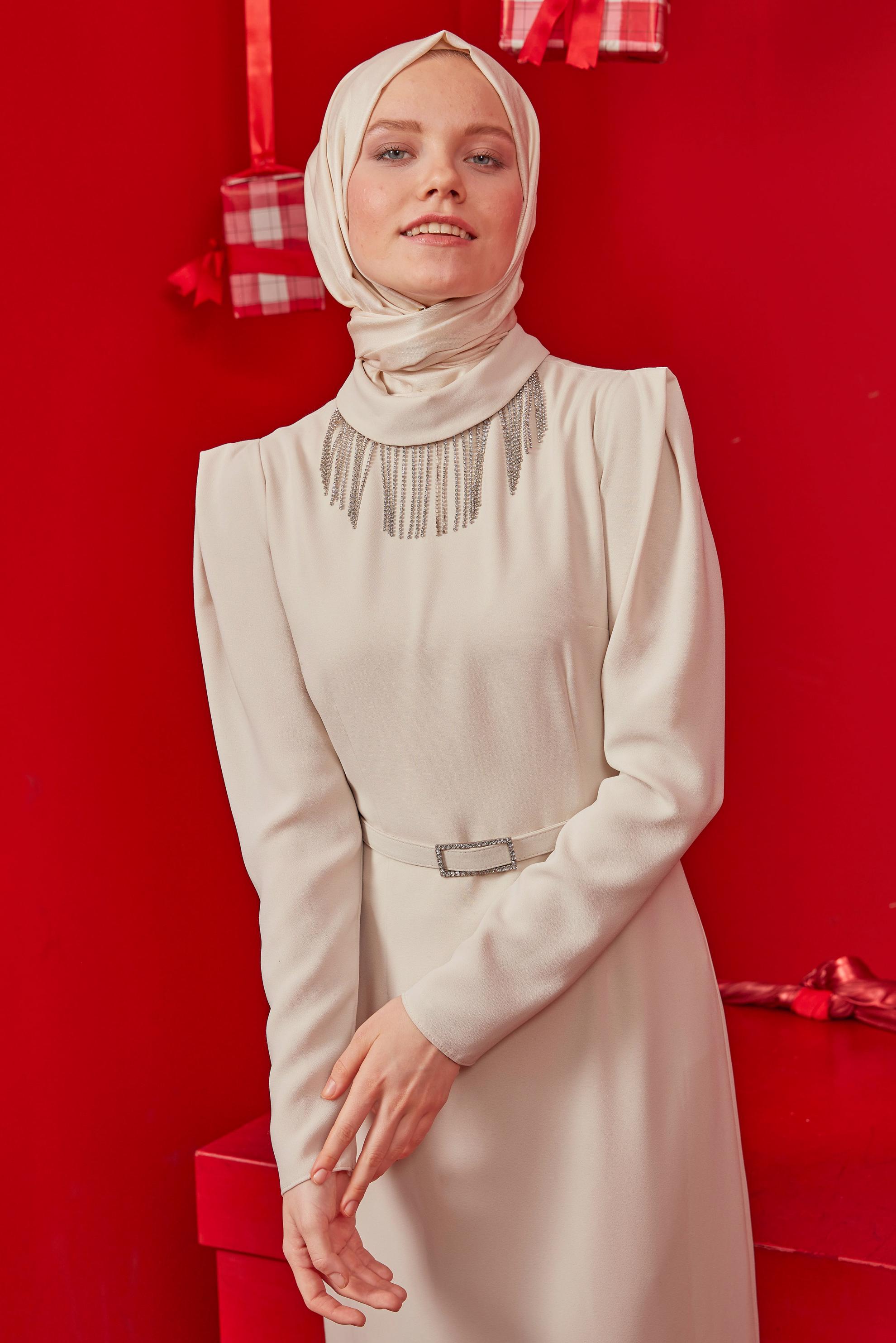 Tesettür giyim BEJ PÜSKÜL DETAYLI VATKALI ELBİSE 42526 