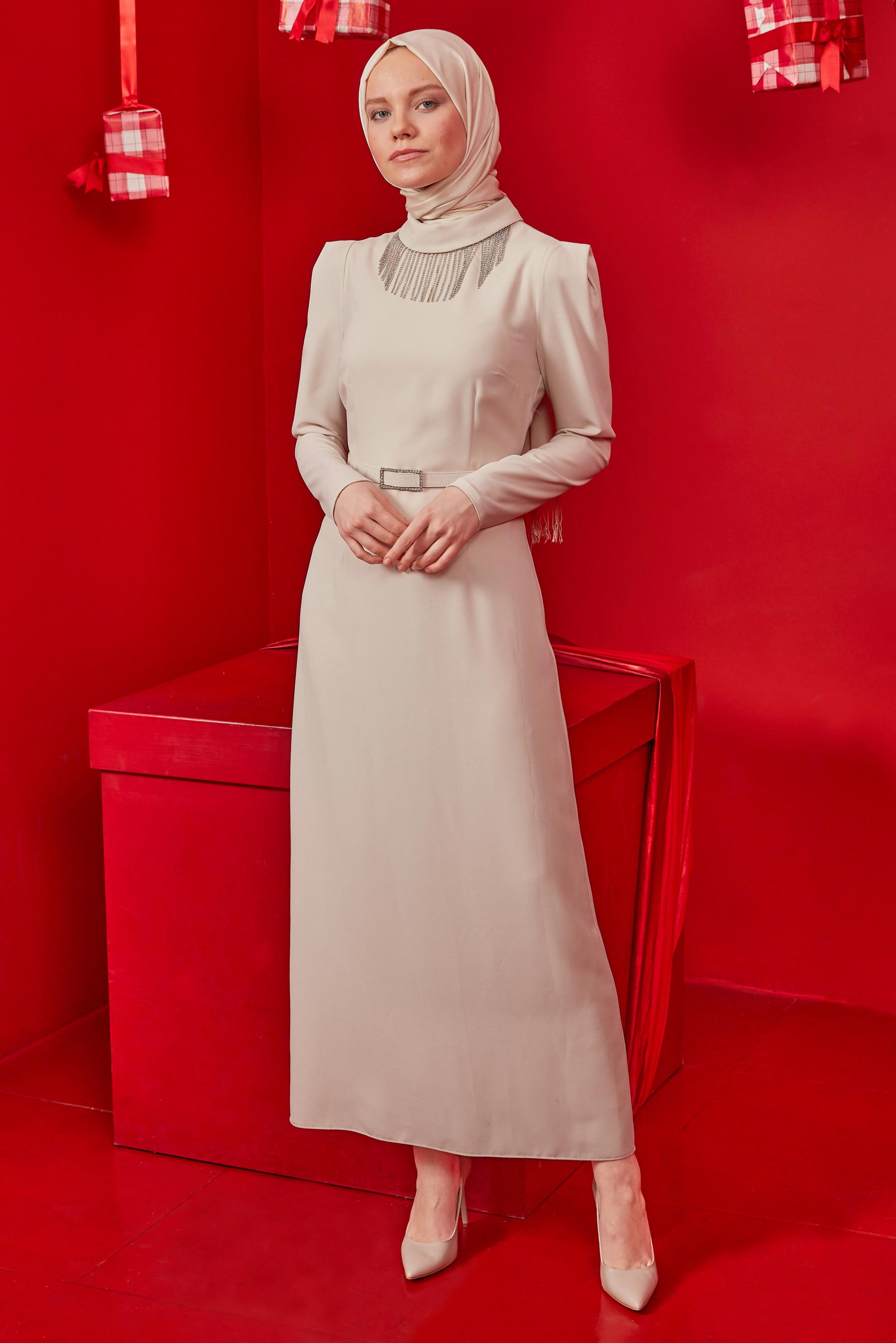 Tesettür giyim BEJ PÜSKÜL DETAYLI VATKALI ELBİSE 42526 