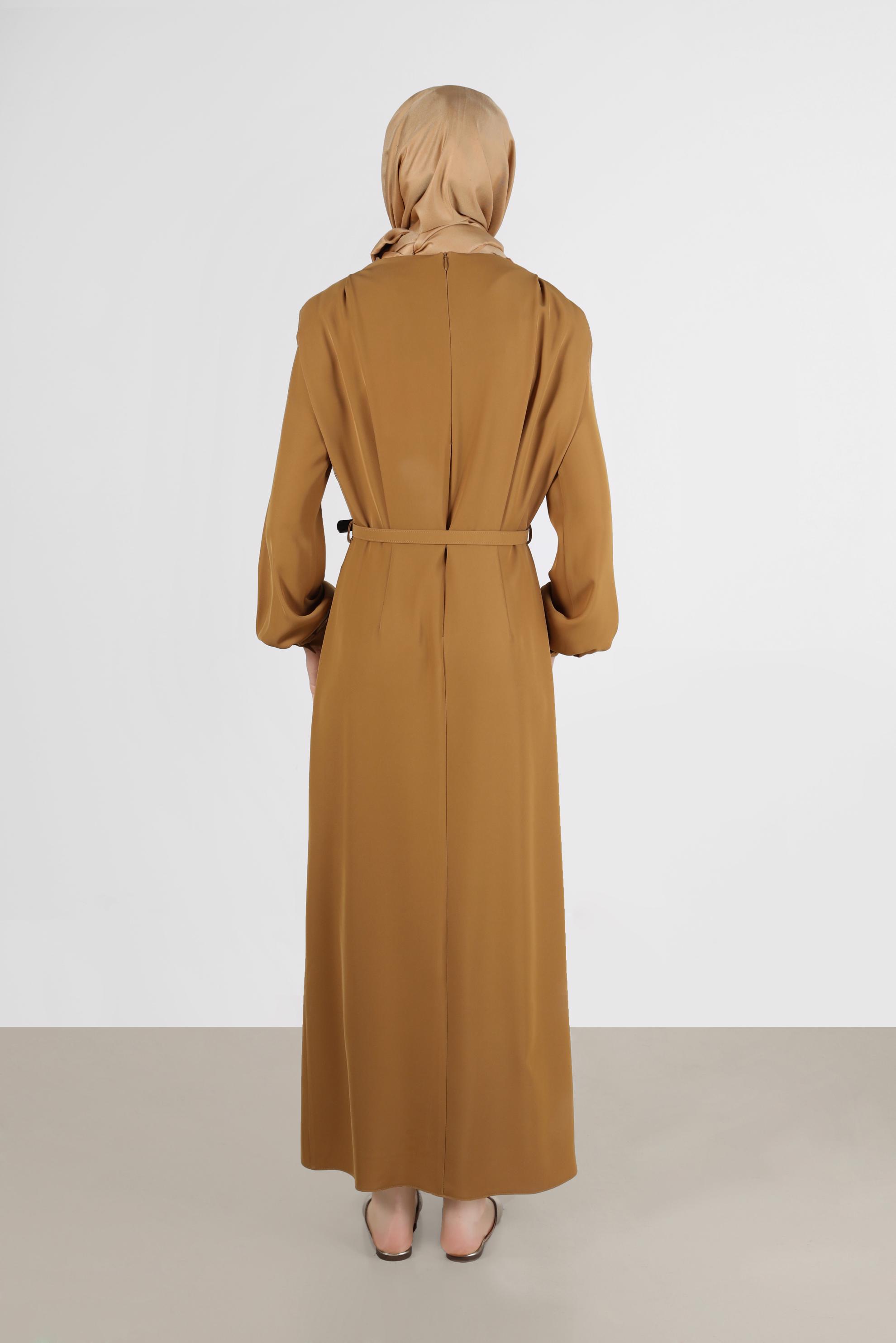 Tesettür giyim SARI VATKA GÖRÜNÜMLÜ KEMERLİ ELBİSE 42530 