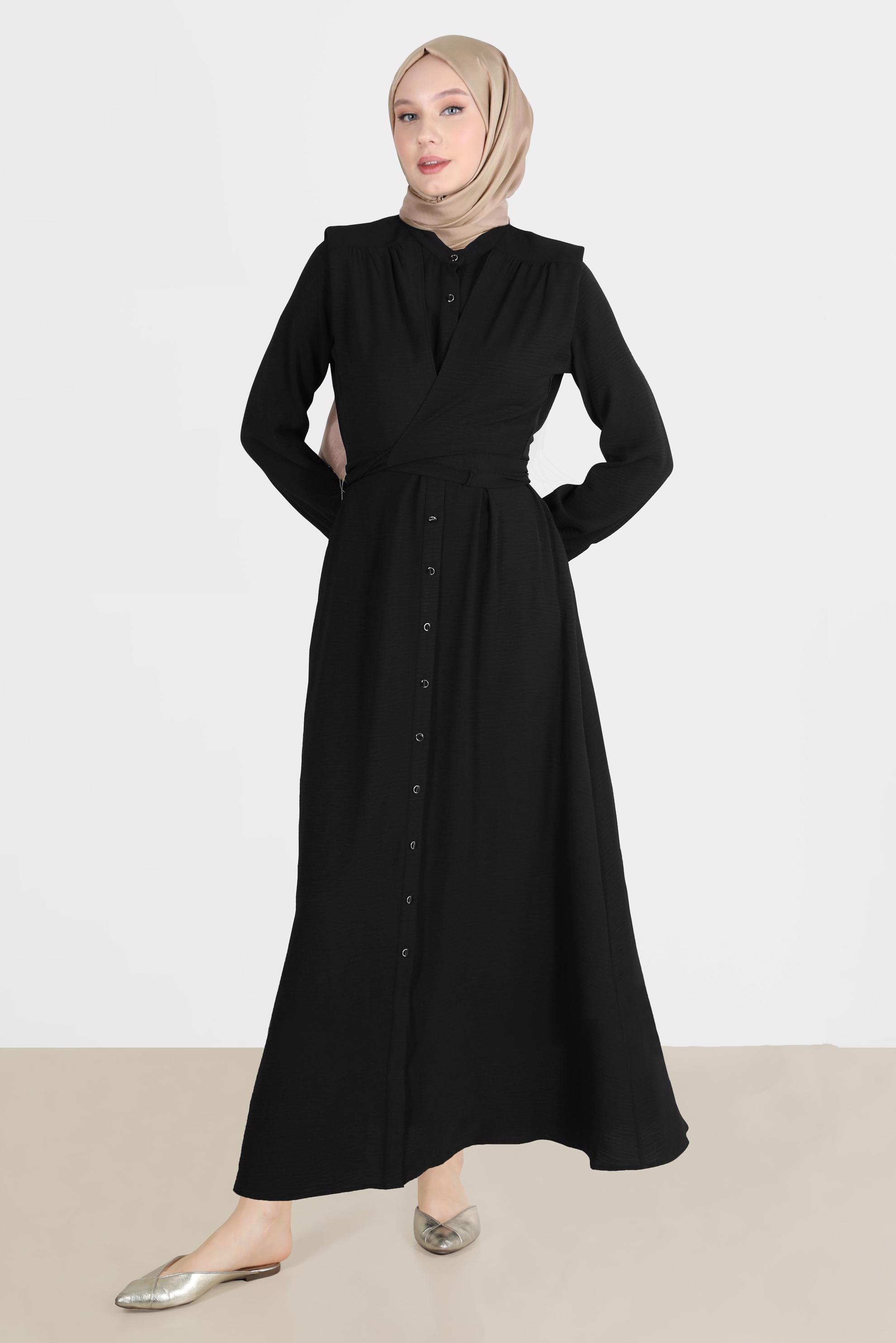 Tesettür giyim SİYAH BOYDAN DÜĞMELİ BAĞLAMA DETAYLI ELBİSE 42566 