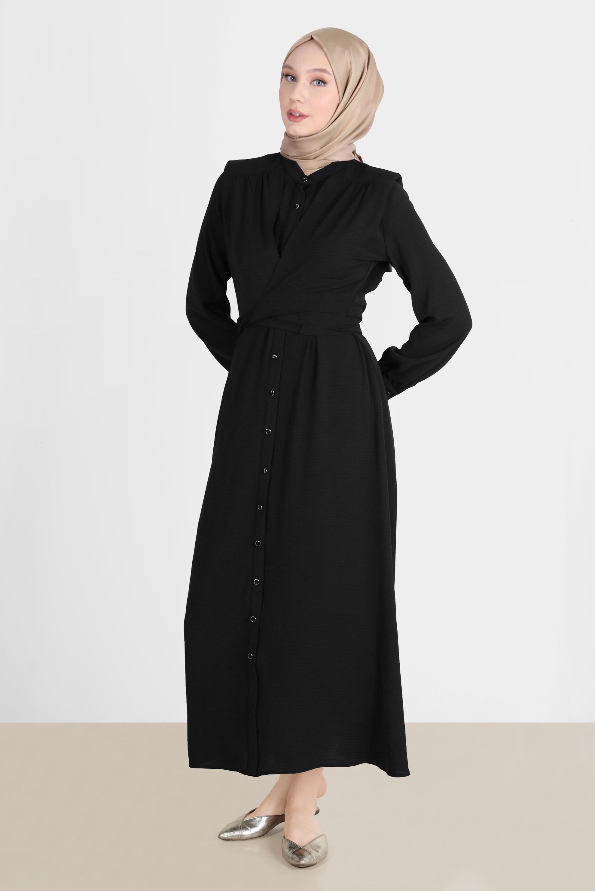 Tesettür giyim SİYAH BOYDAN DÜĞMELİ BAĞLAMA DETAYLI ELBİSE 42566 