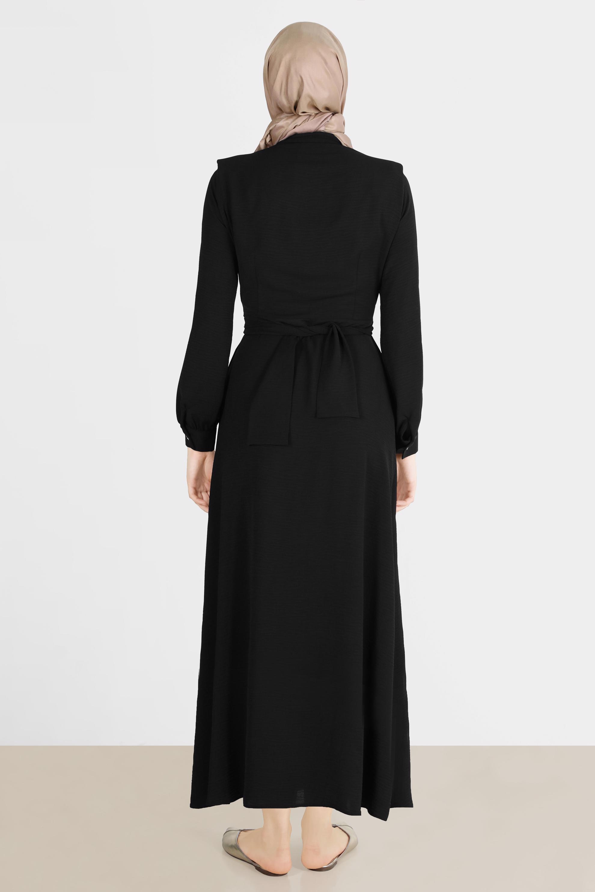 Tesettür giyim SİYAH BOYDAN DÜĞMELİ BAĞLAMA DETAYLI ELBİSE 42566 