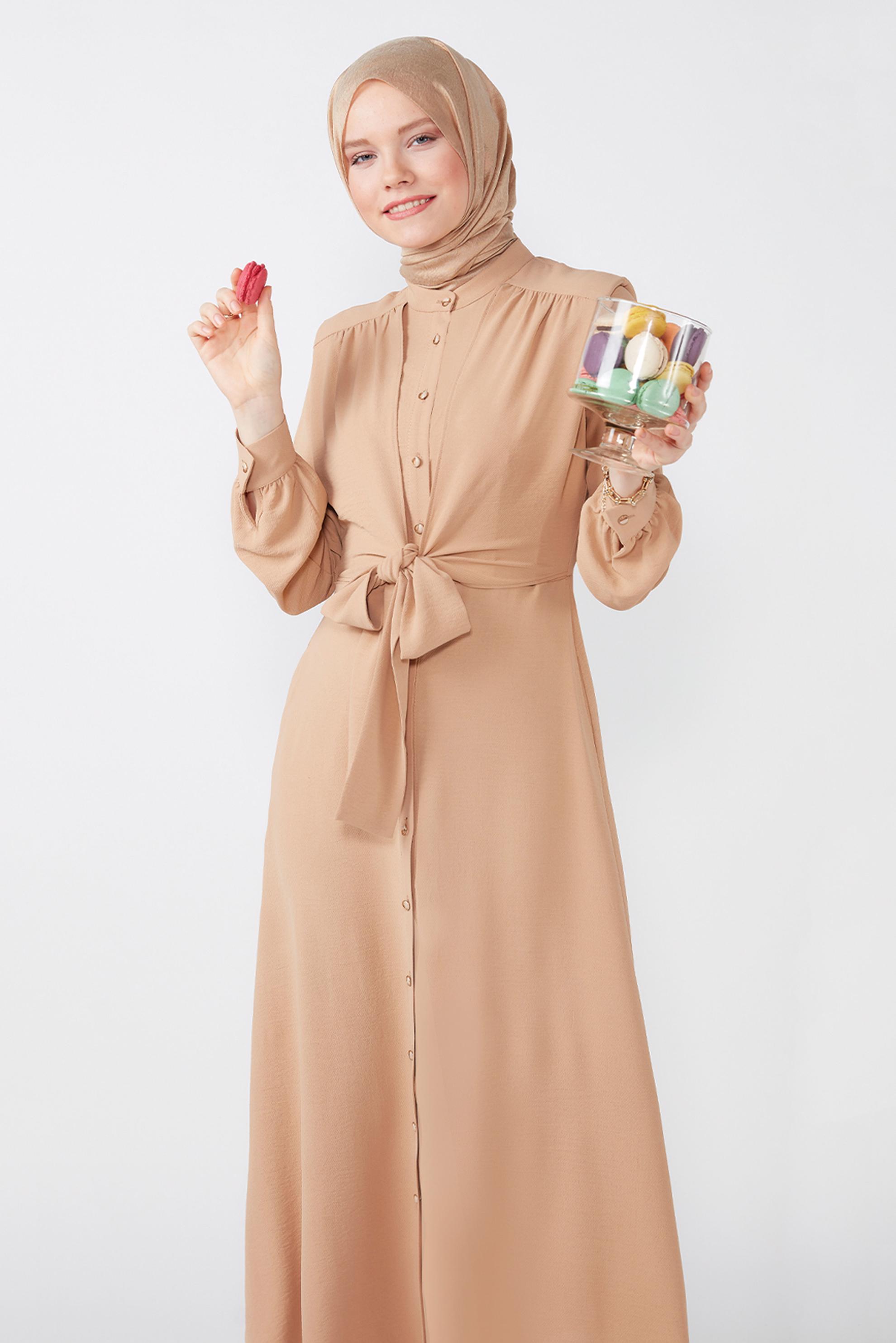 Tesettür giyim KAHVE BOYDAN DÜĞMELİ BAĞLAMA DETAYLI ELBİSE 42566 