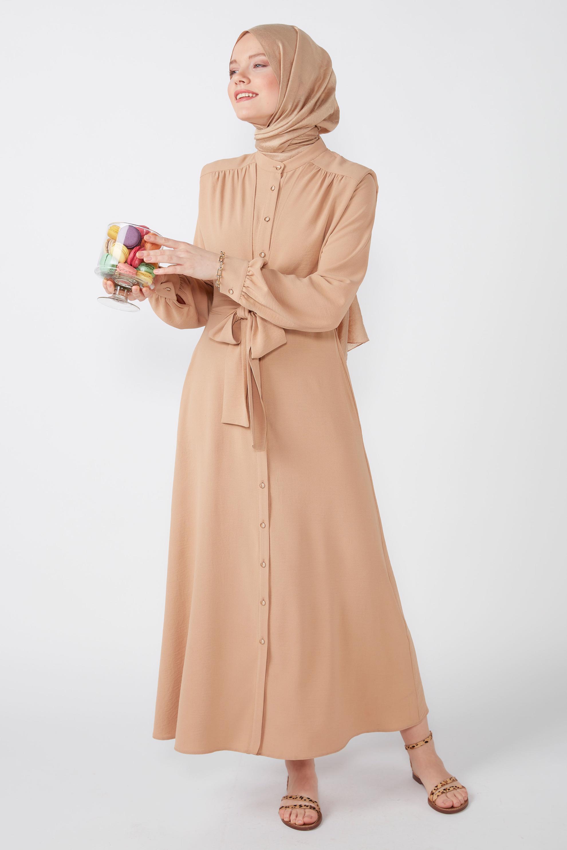 Tesettür giyim KAHVE BOYDAN DÜĞMELİ BAĞLAMA DETAYLI ELBİSE 42566 