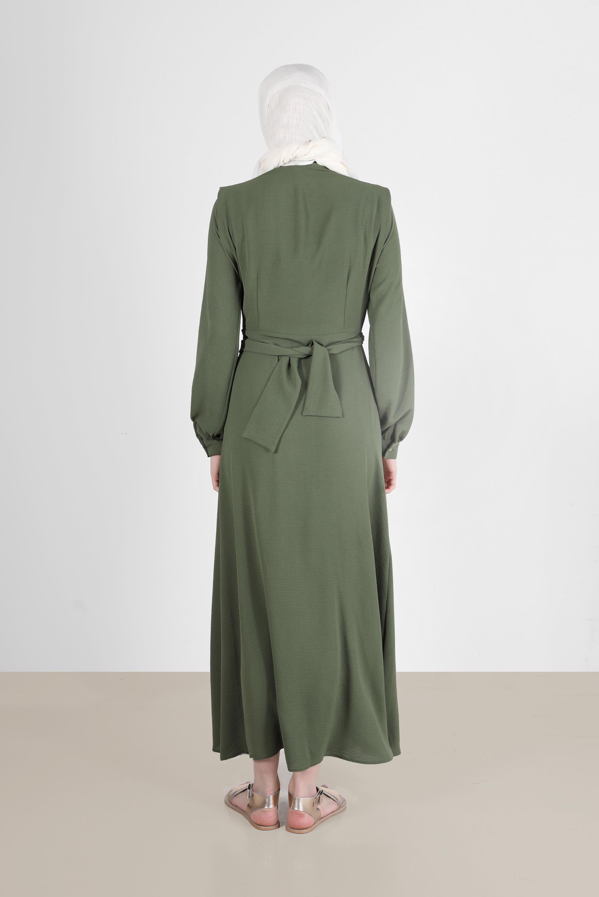 Tesettür giyim HAKİ BOYDAN DÜĞMELİ BAĞLAMA DETAYLI ELBİSE 42566 