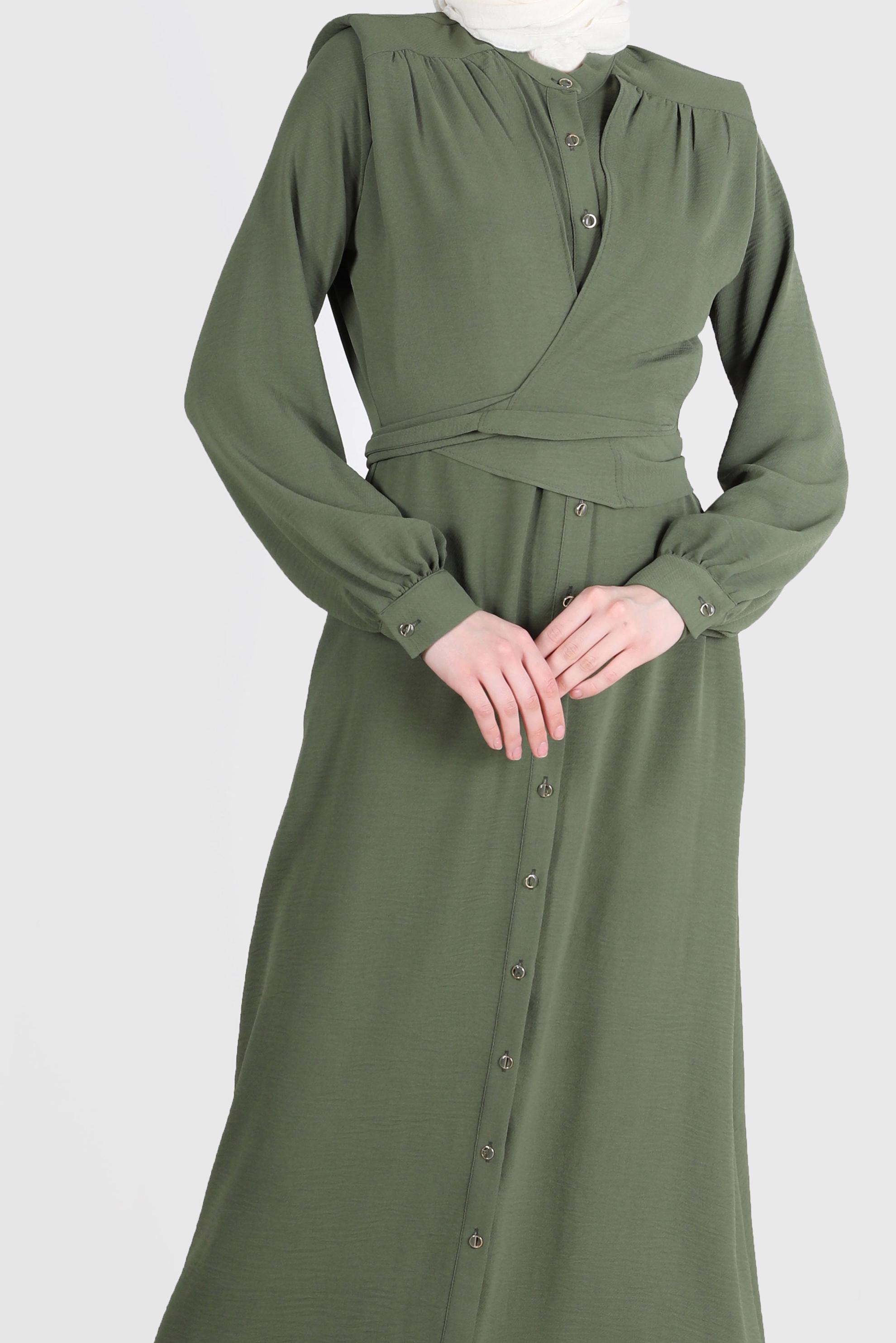 Tesettür giyim HAKİ BOYDAN DÜĞMELİ BAĞLAMA DETAYLI ELBİSE 42566 