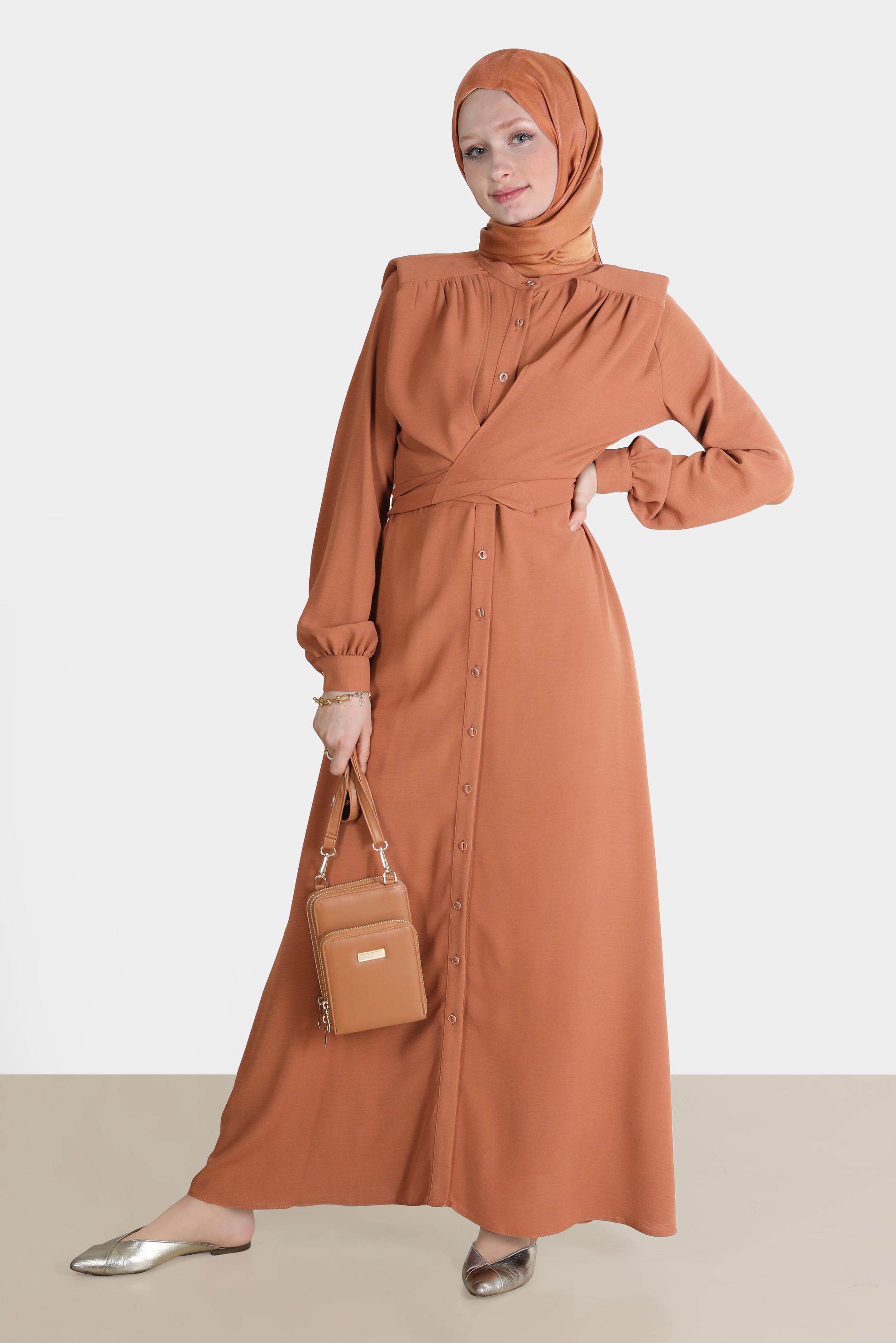 Tesettür giyim TABA BOYDAN DÜĞMELİ BAĞLAMA DETAYLI ELBİSE 42566 