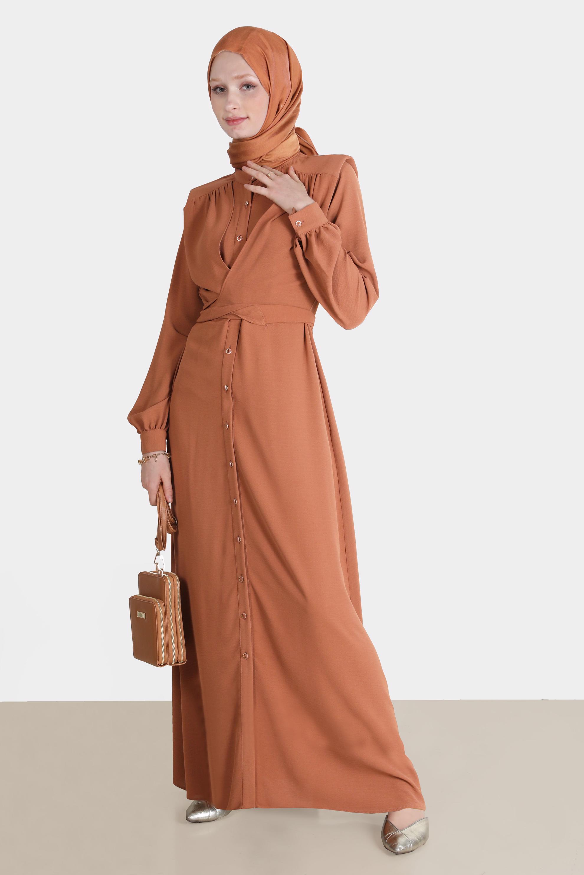 Tesettür giyim TABA BOYDAN DÜĞMELİ BAĞLAMA DETAYLI ELBİSE 42566 