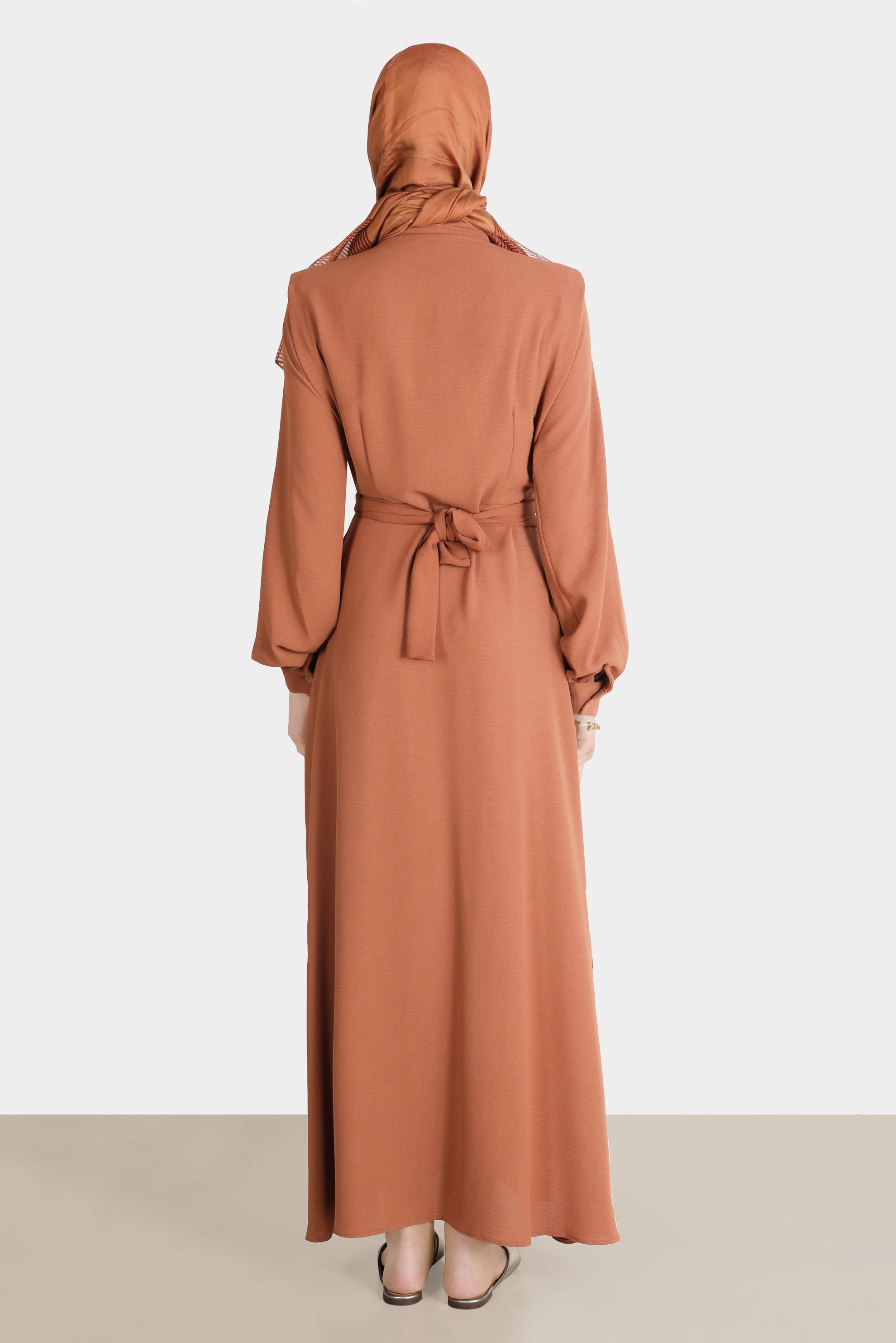 Tesettür giyim TABA BOYDAN DÜĞMELİ BAĞLAMA DETAYLI ELBİSE 42566 