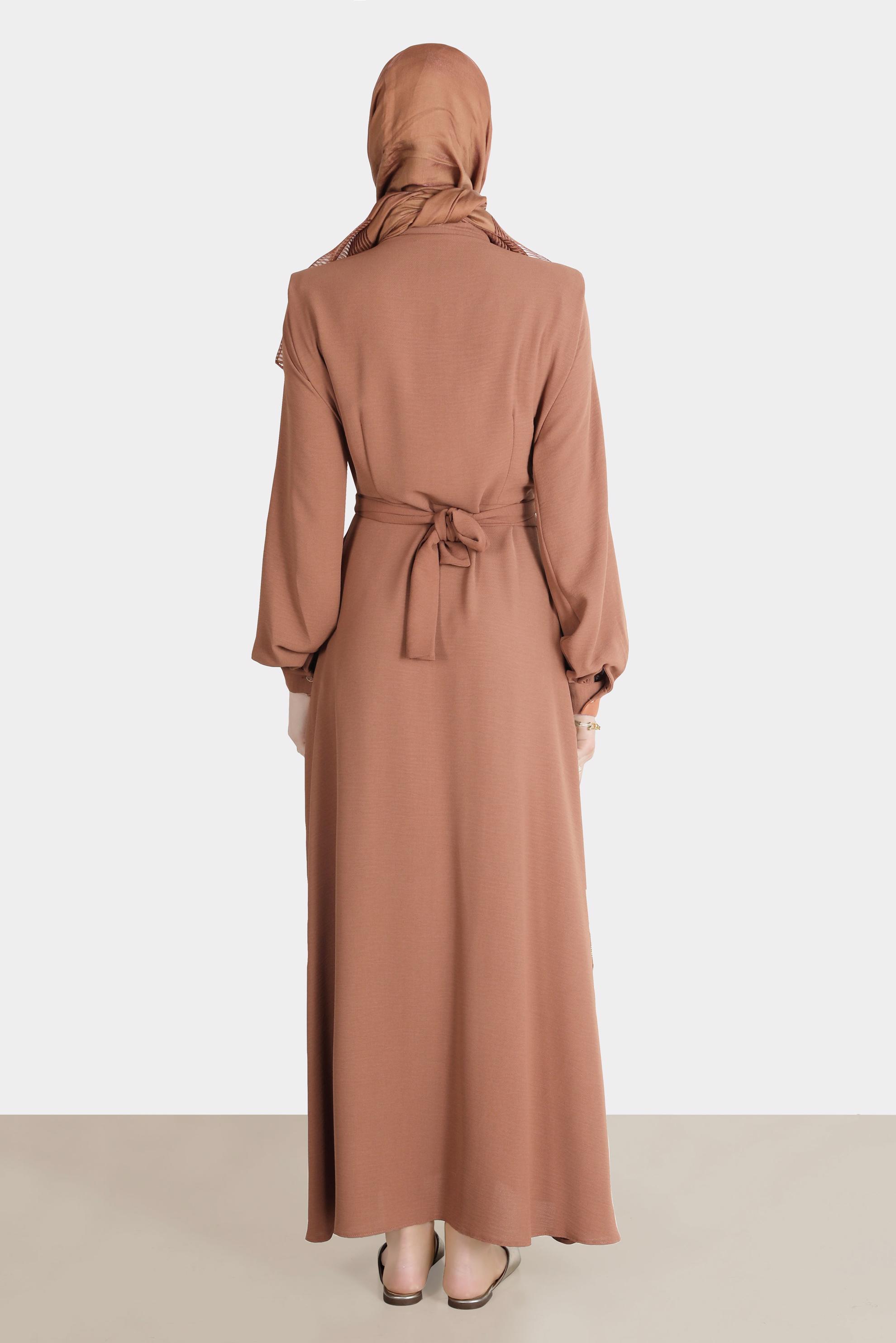 Tesettür giyim TABA BOYDAN DÜĞMELİ BAĞLAMA DETAYLI ELBİSE 42566 