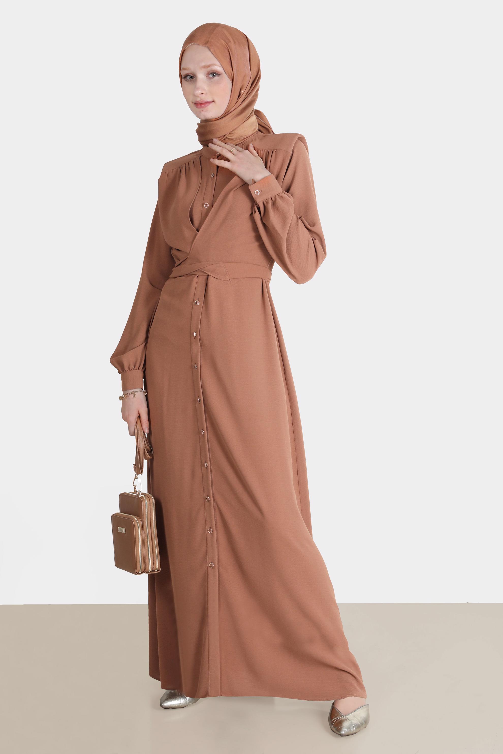Tesettür giyim KAHVE BOYDAN DÜĞMELİ BAĞLAMA DETAYLI ELBİSE 42566 