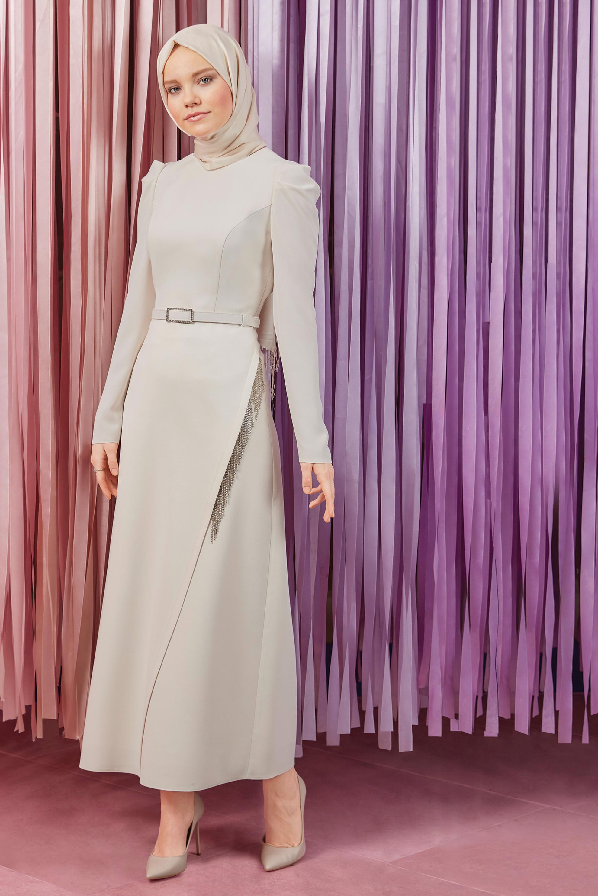 Tesettür giyim BEJ KEMERLİ PÜSKÜL DETAYLI ELBİSE 42568 