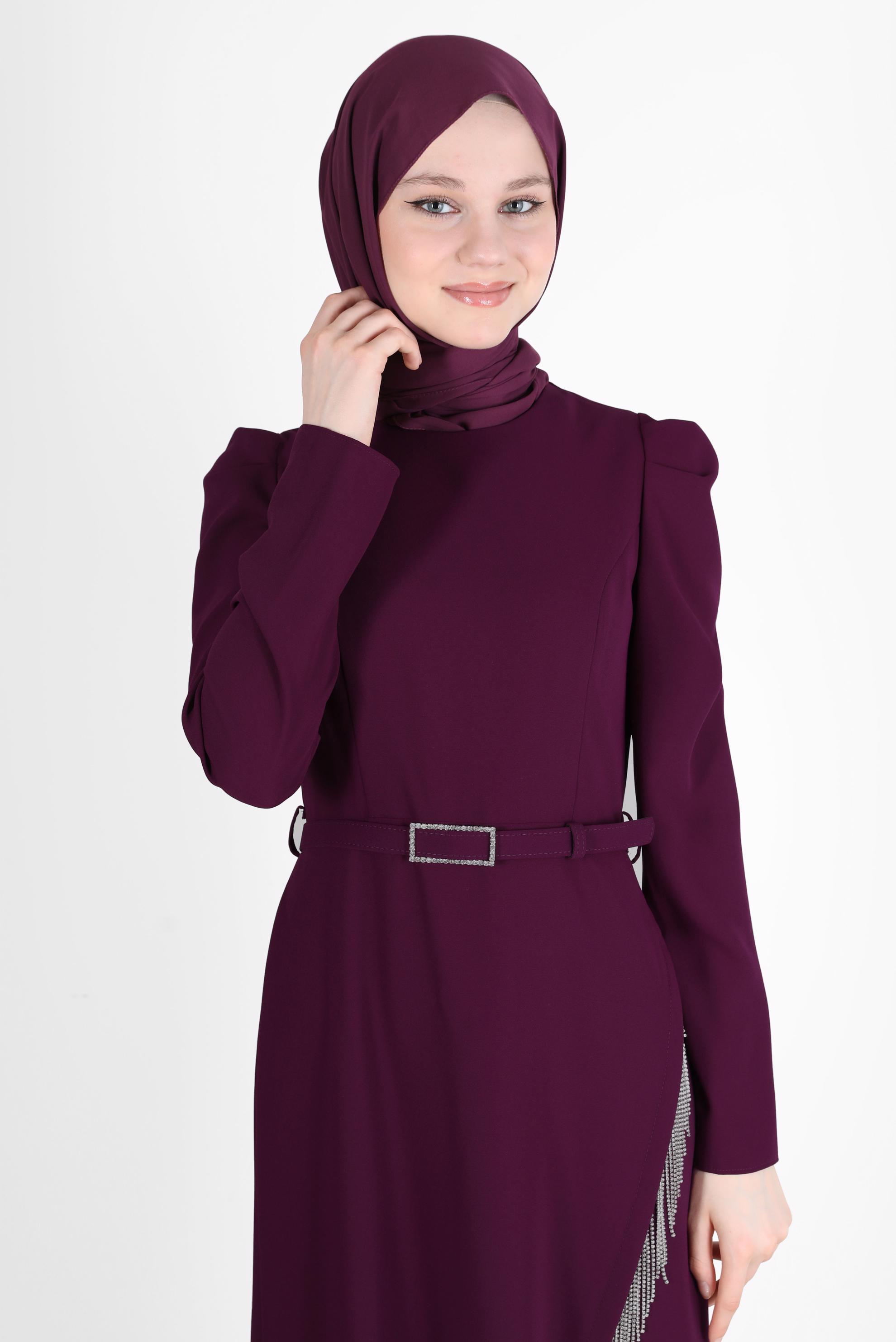 Tesettür giyim BORDO KEMERLİ PÜSKÜL DETAYLI ELBİSE 42568 