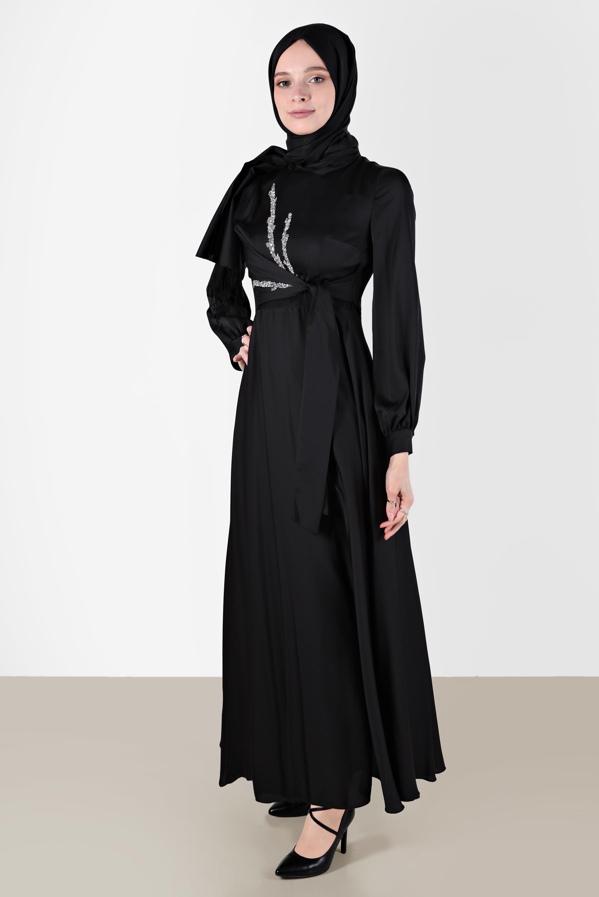 Tesettür giyim SİYAH TAŞ DETAYLI ÇAPRAZ BAĞLAMALI SATEN ELBİSE 42569 