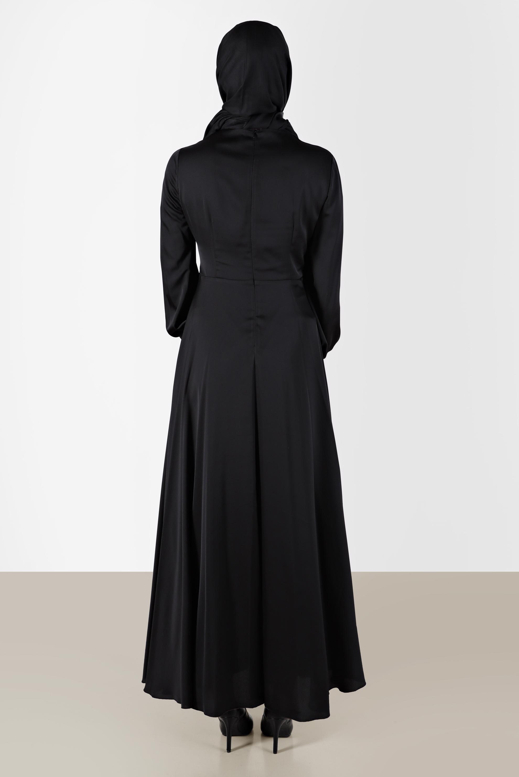 Tesettür giyim SİYAH TAŞ DETAYLI ÇAPRAZ BAĞLAMALI SATEN ELBİSE 42569 