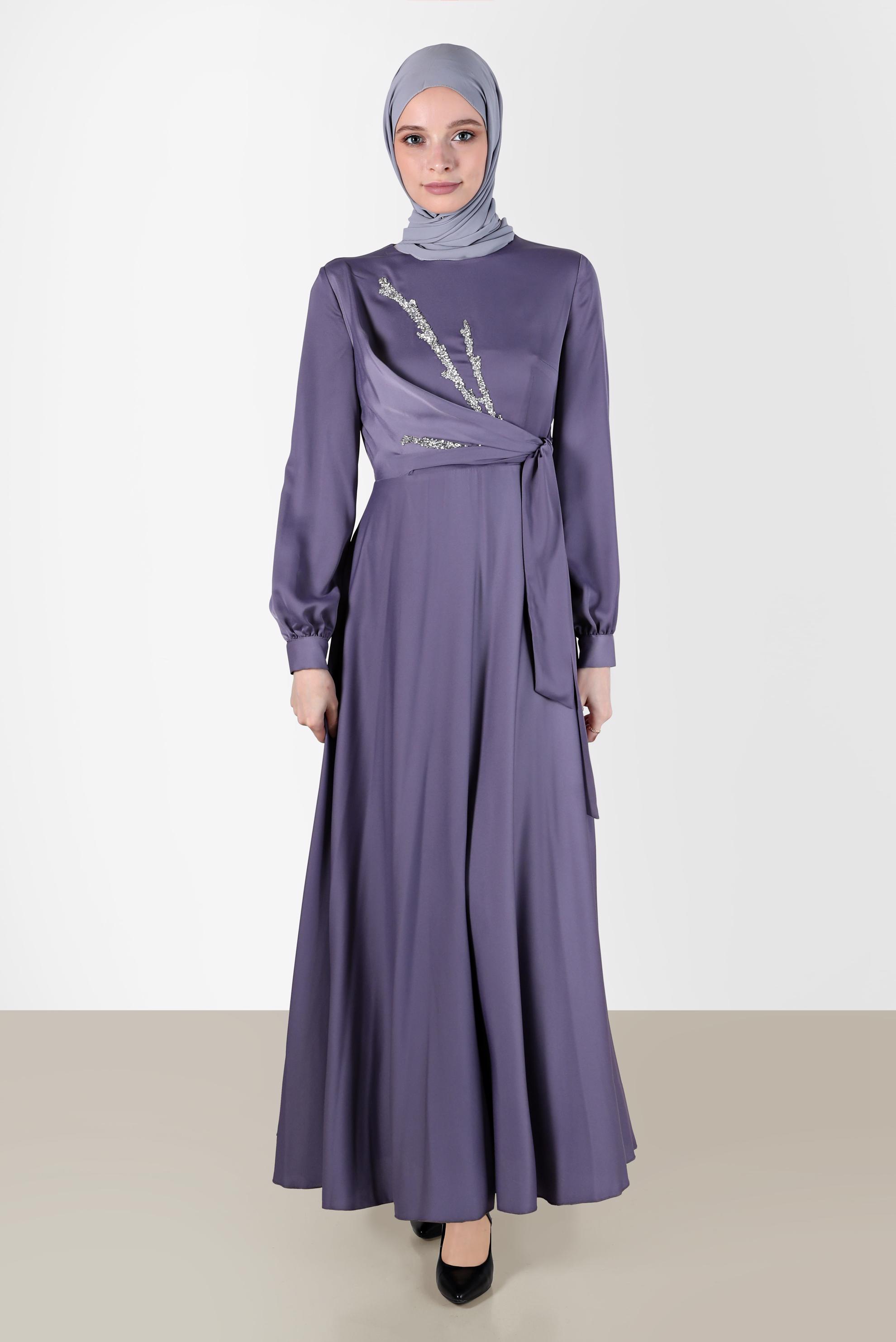 Tesettür giyim MOR TAŞ DETAYLI ÇAPRAZ BAĞLAMALI SATEN ELBİSE 42569 