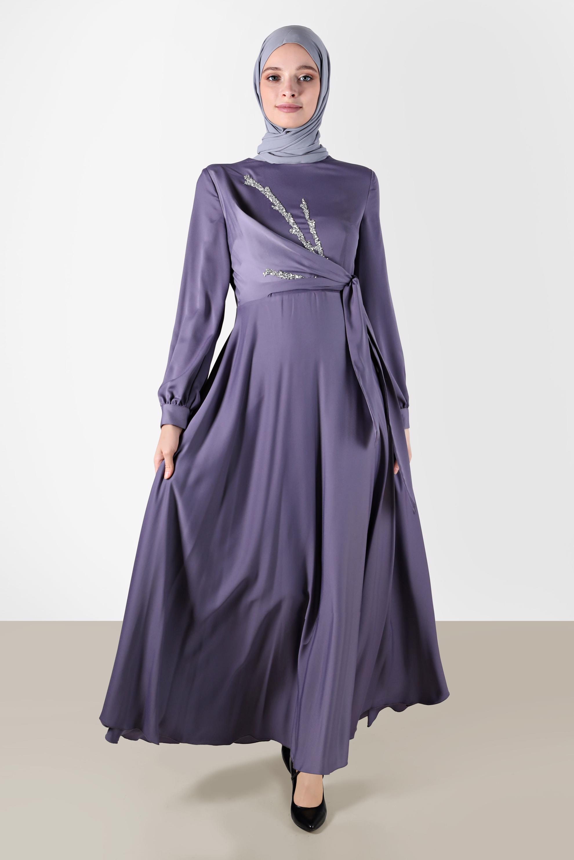Tesettür giyim MOR TAŞ DETAYLI ÇAPRAZ BAĞLAMALI SATEN ELBİSE 42569 