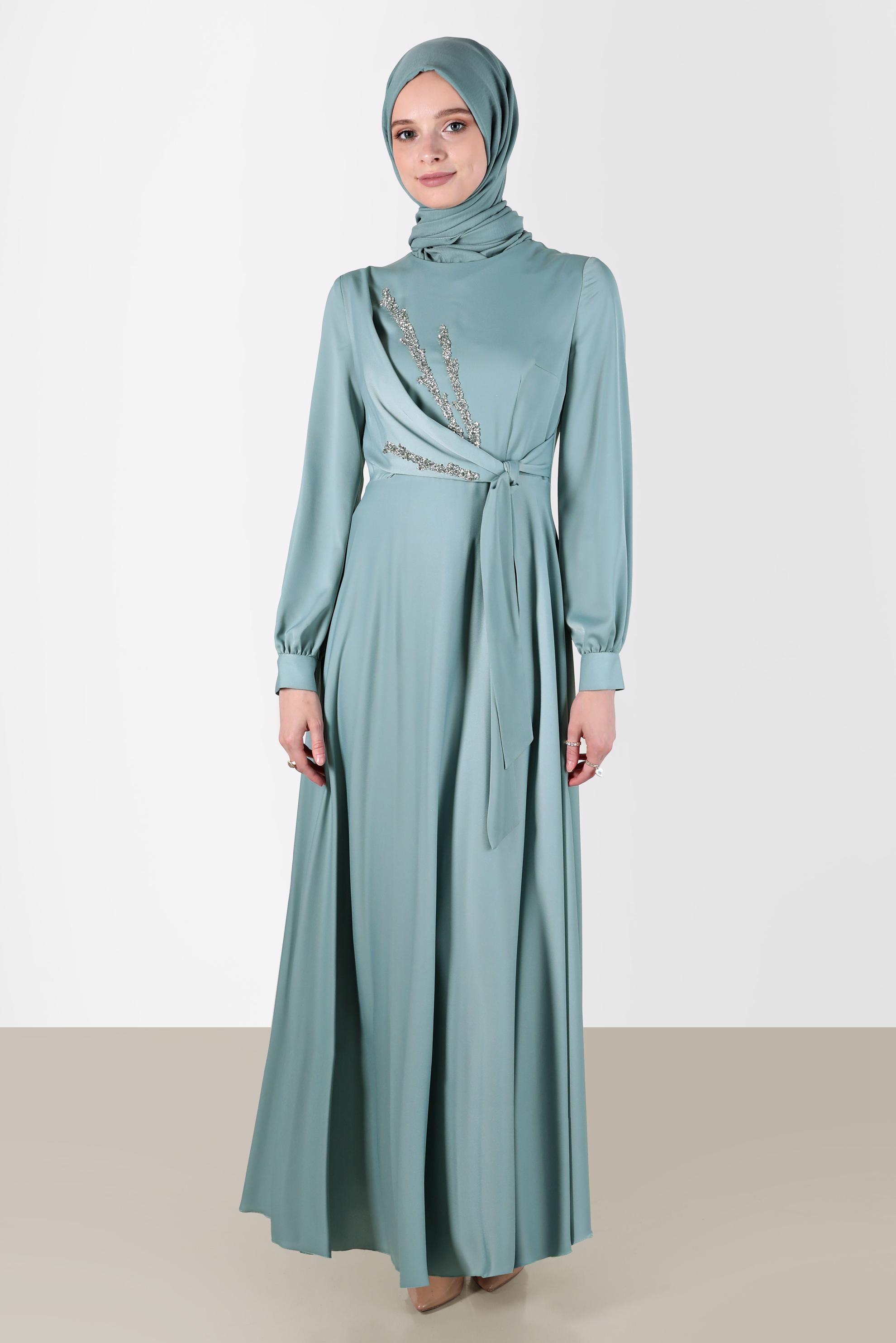 Tesettür giyim MAVİ TAŞ DETAYLI ÇAPRAZ BAĞLAMALI SATEN ELBİSE 42569 