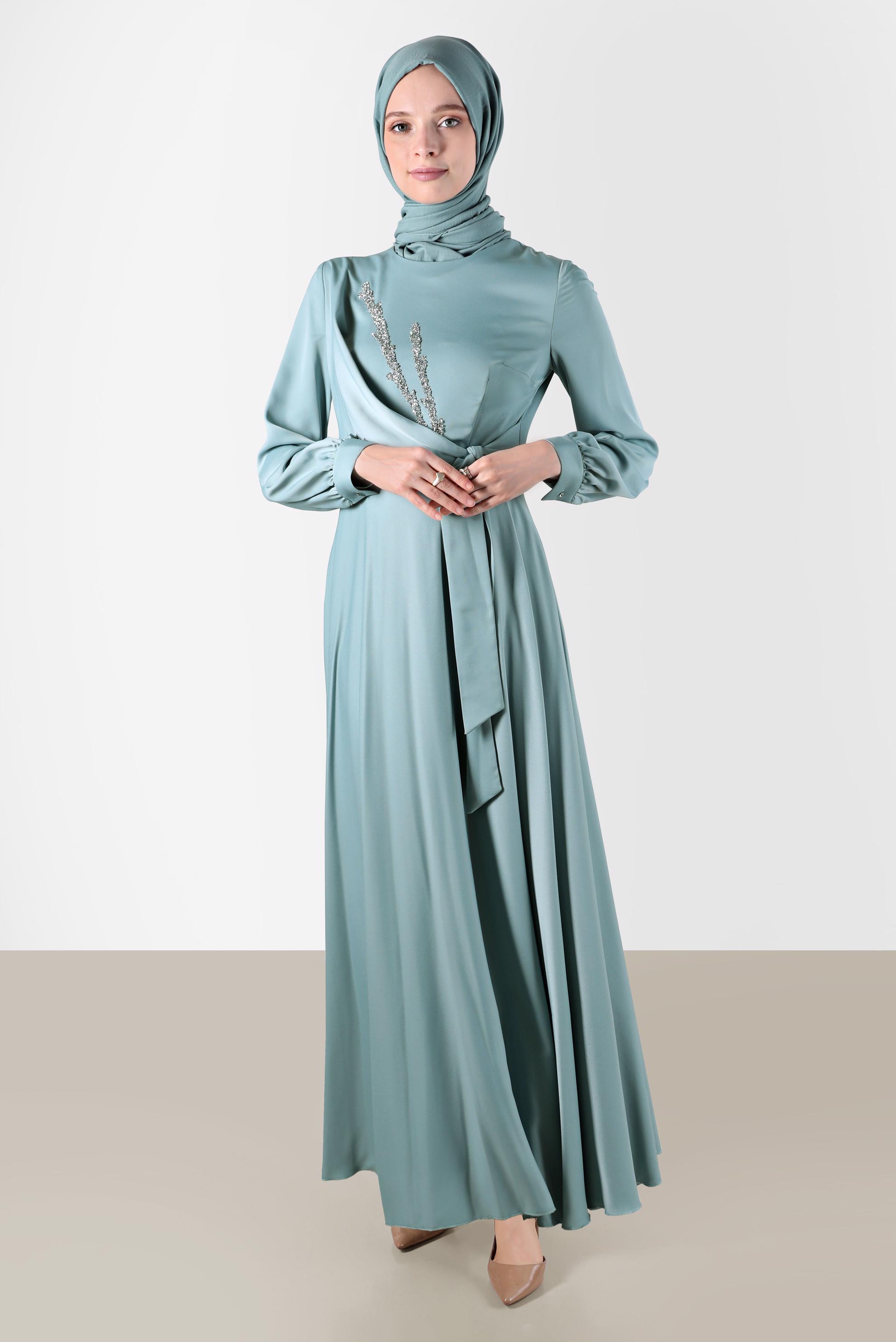 Tesettür giyim MAVİ TAŞ DETAYLI ÇAPRAZ BAĞLAMALI SATEN ELBİSE 42569 