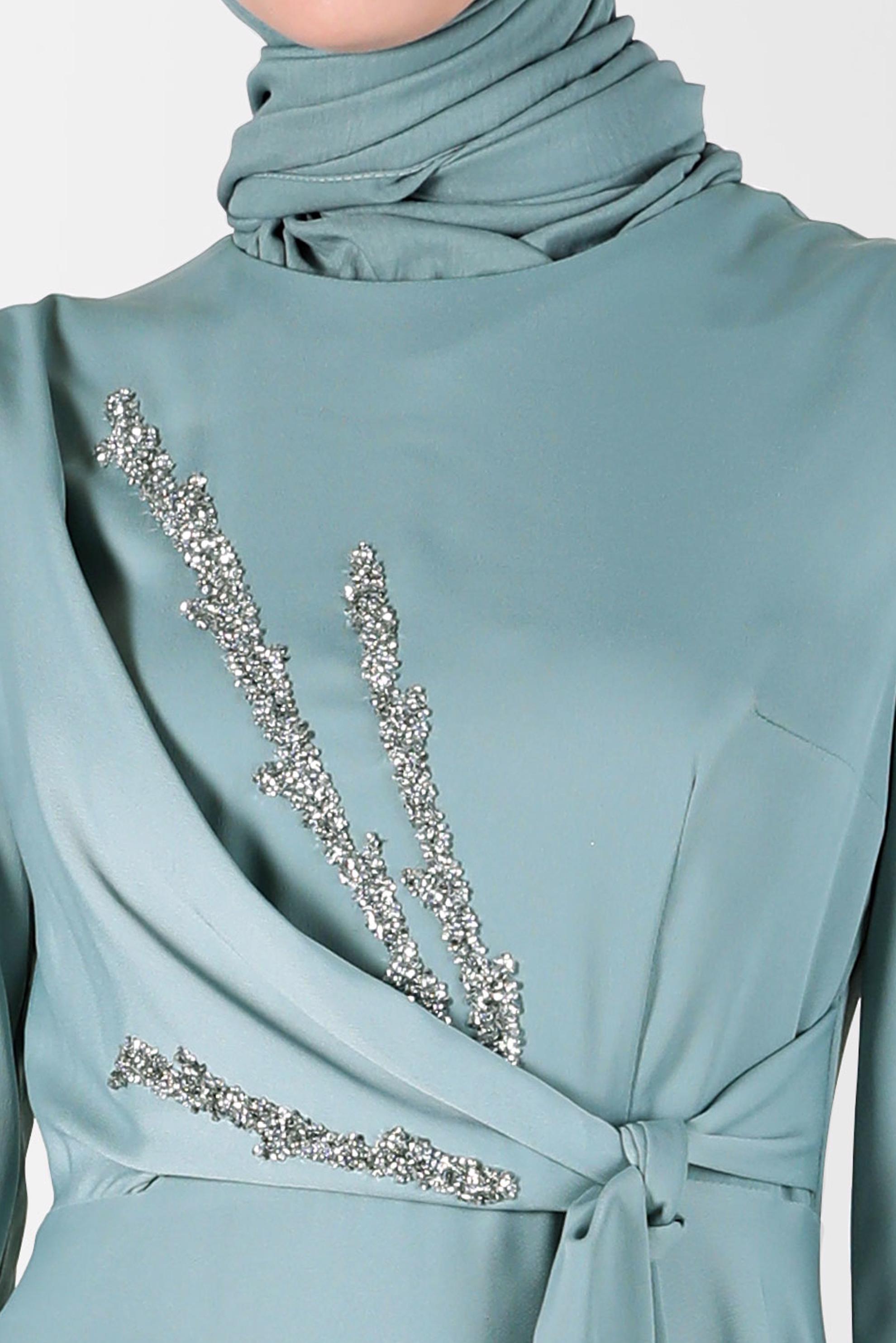 Tesettür giyim MAVİ TAŞ DETAYLI ÇAPRAZ BAĞLAMALI SATEN ELBİSE 42569 