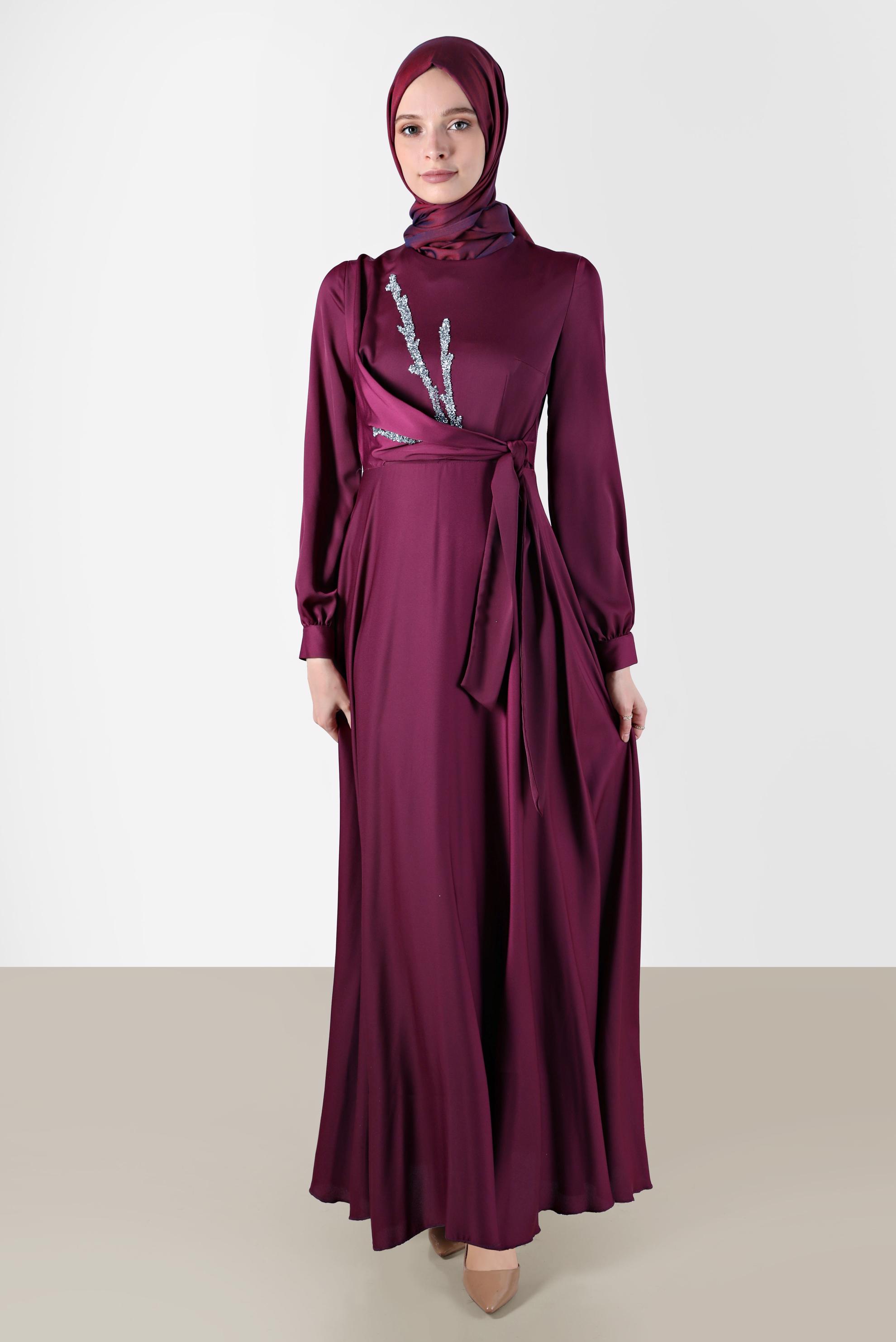 Tesettür giyim MOR TAŞ DETAYLI ÇAPRAZ BAĞLAMALI SATEN ELBİSE 42569 