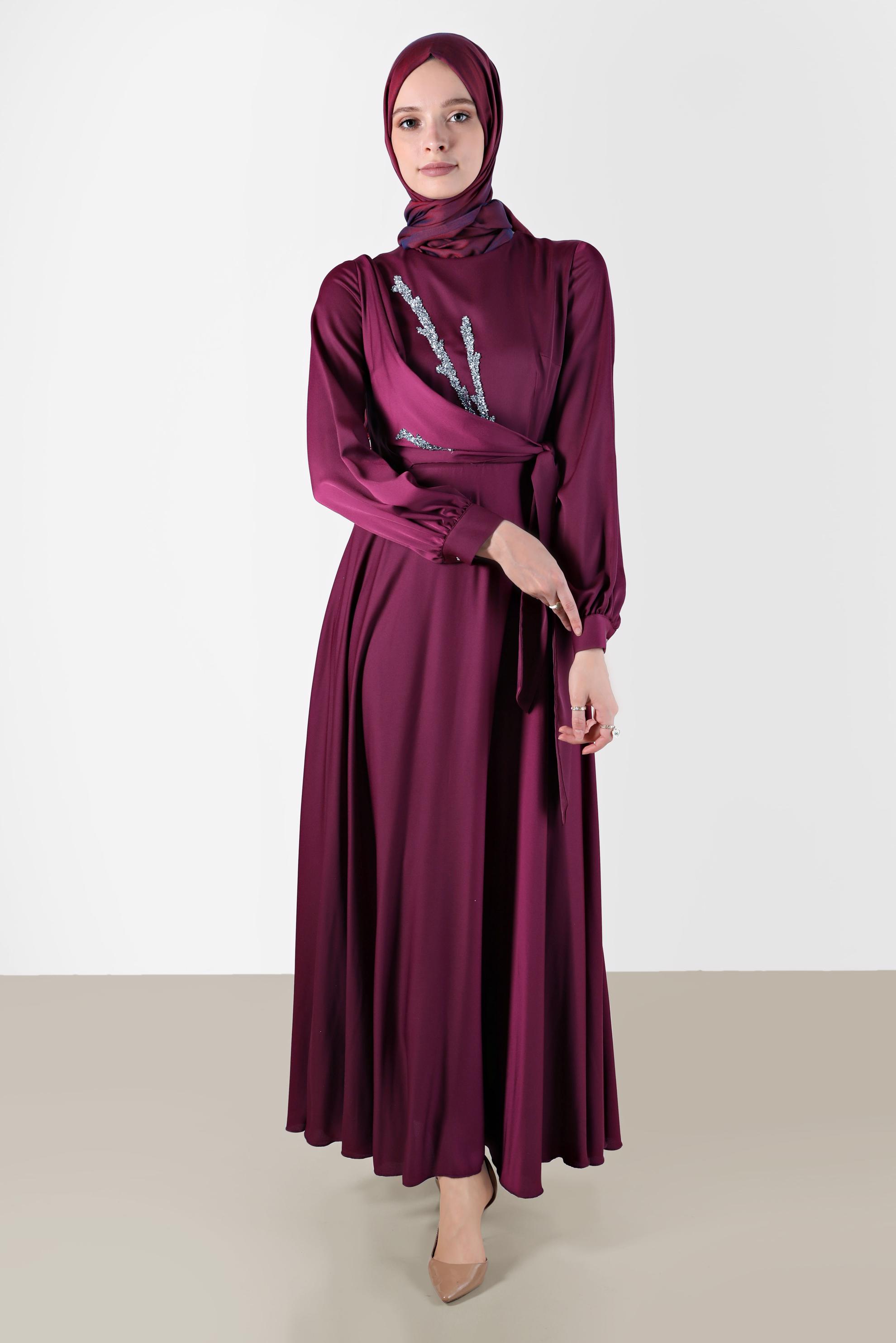 Tesettür giyim MOR TAŞ DETAYLI ÇAPRAZ BAĞLAMALI SATEN ELBİSE 42569 