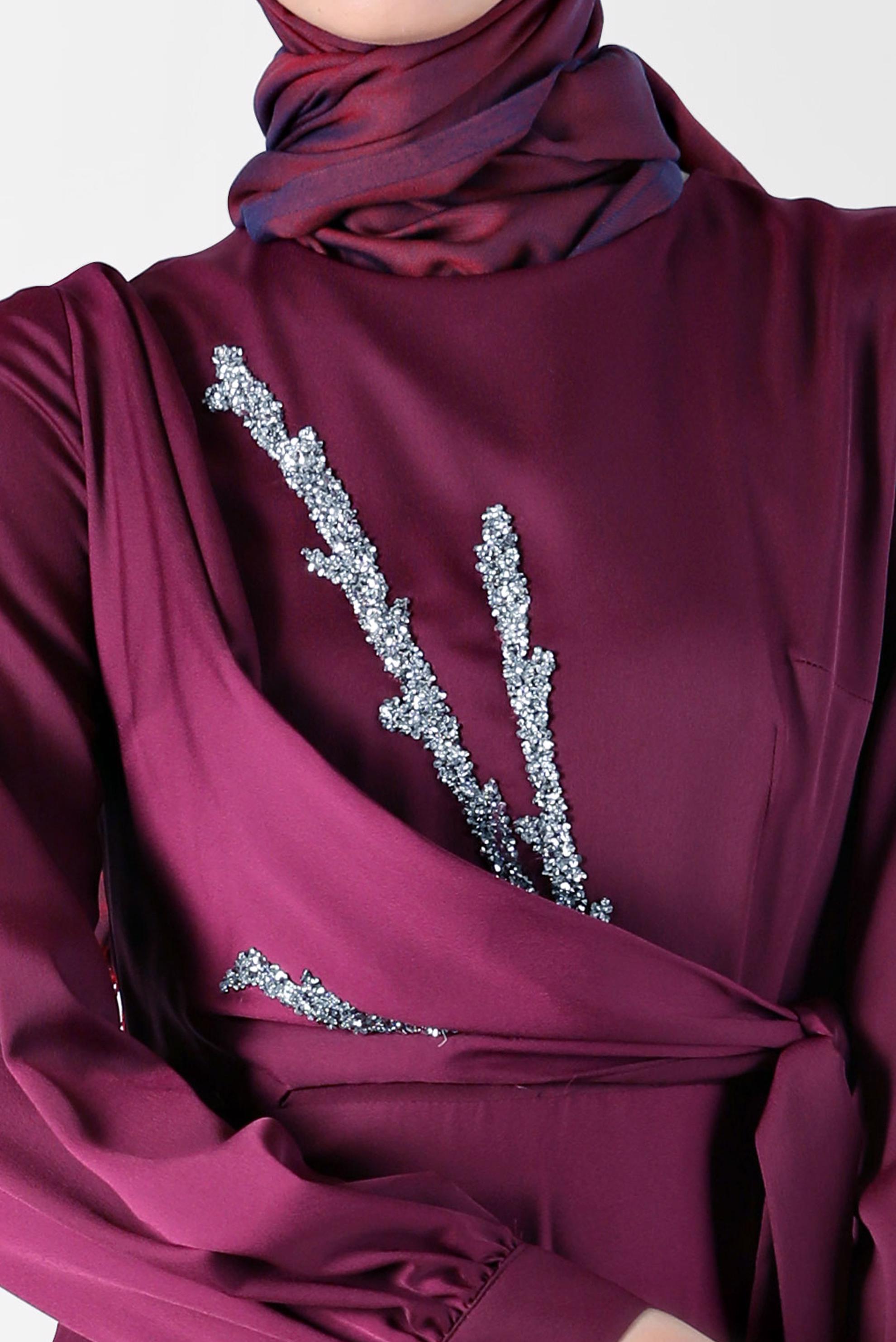 Tesettür giyim MOR TAŞ DETAYLI ÇAPRAZ BAĞLAMALI SATEN ELBİSE 42569 