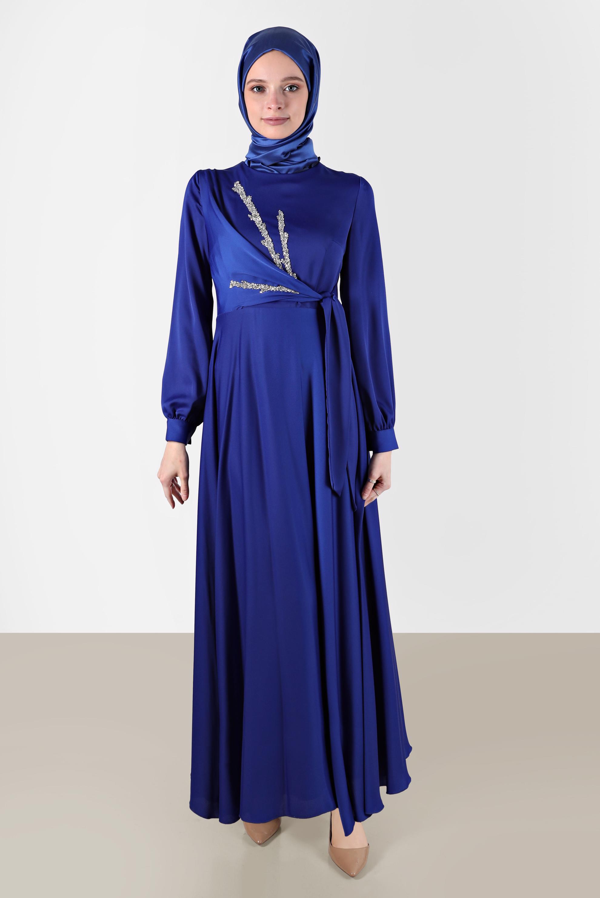Tesettür giyim MAVİ TAŞ DETAYLI ÇAPRAZ BAĞLAMALI SATEN ELBİSE 42569 