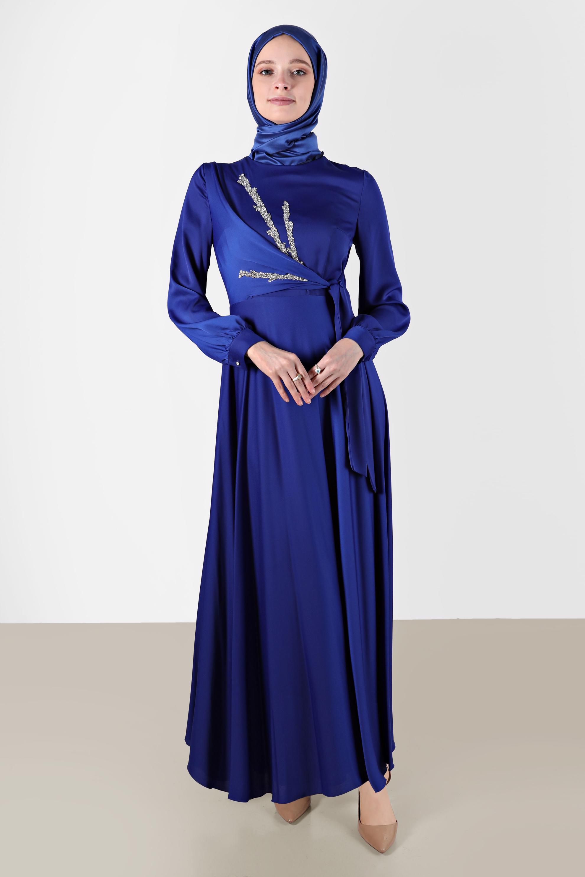 Tesettür giyim MAVİ TAŞ DETAYLI ÇAPRAZ BAĞLAMALI SATEN ELBİSE 42569 