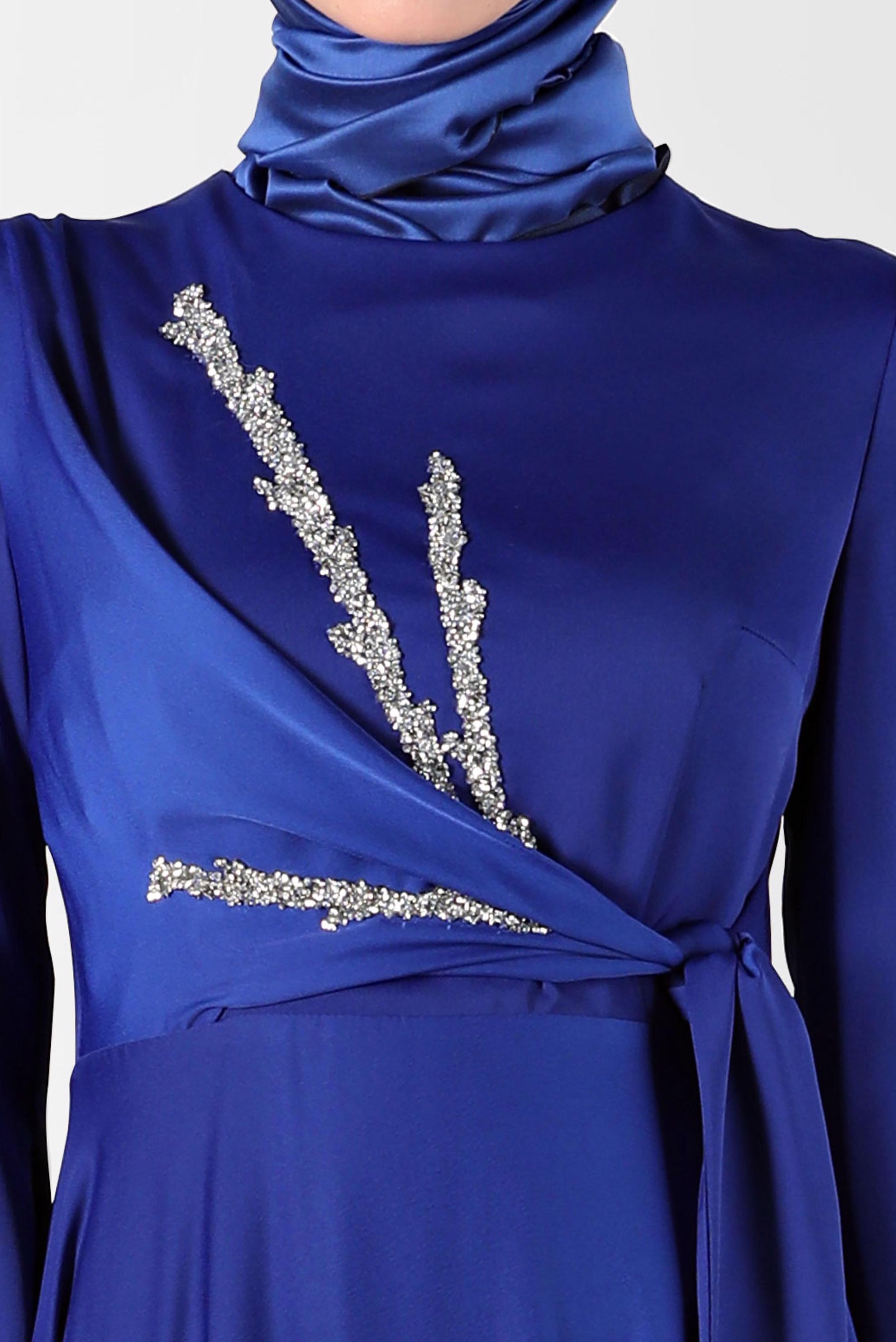 Tesettür giyim MAVİ TAŞ DETAYLI ÇAPRAZ BAĞLAMALI SATEN ELBİSE 42569 