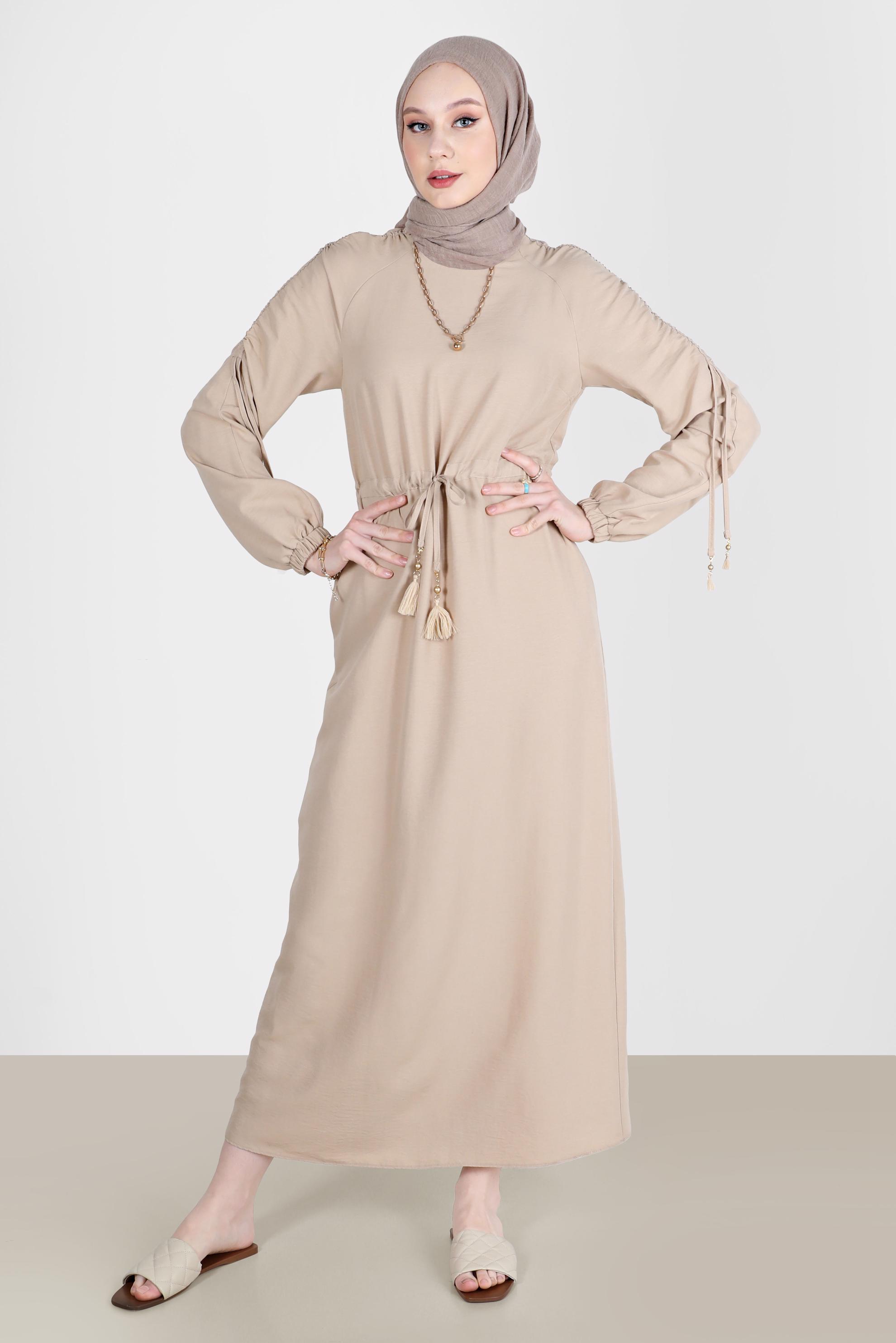 Tesettür giyim BEJ KOLLARI VE BELİ BÜZGÜ DETAYLI ELBİSE 42591 
