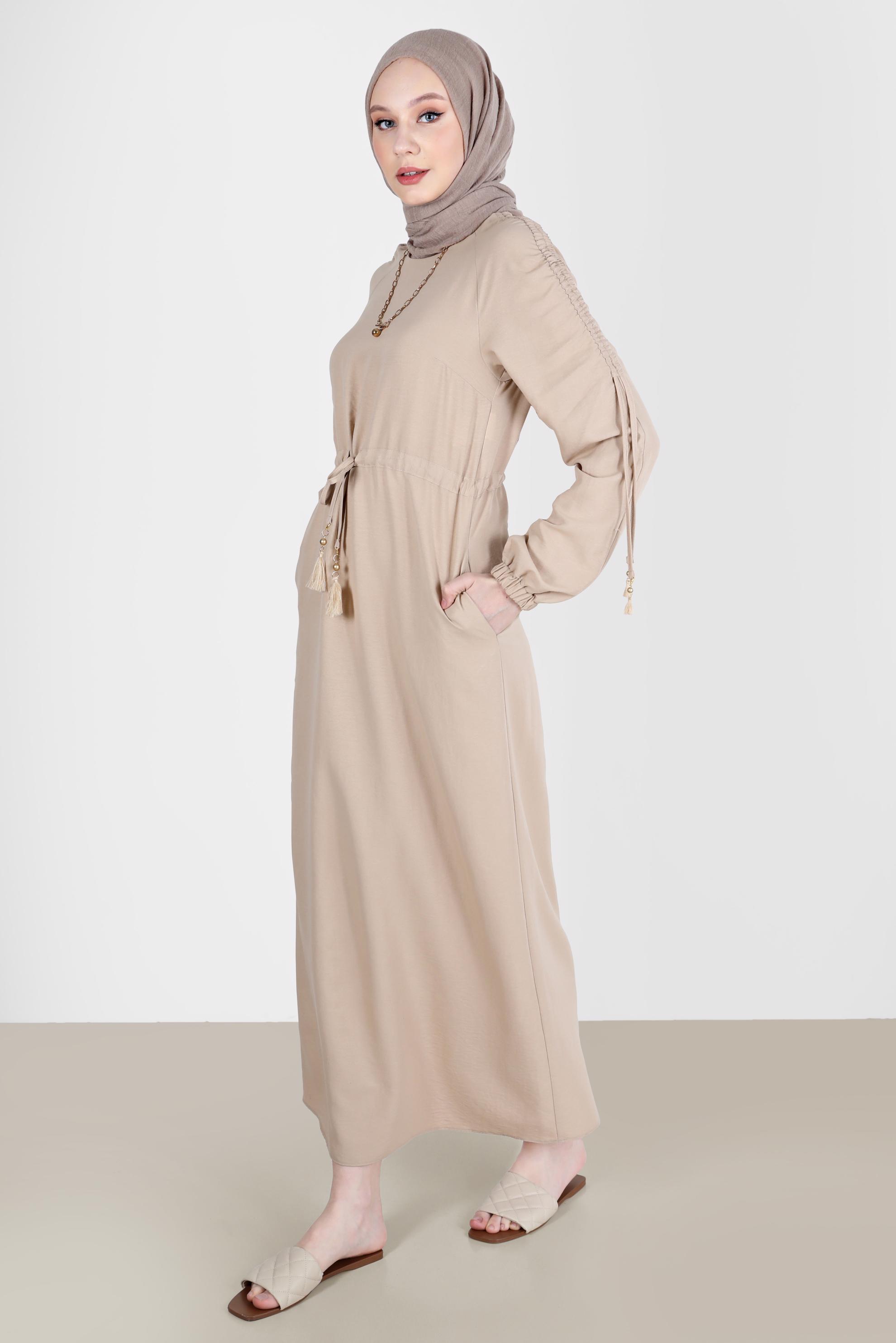 Tesettür giyim BEJ KOLLARI VE BELİ BÜZGÜ DETAYLI ELBİSE 42591 
