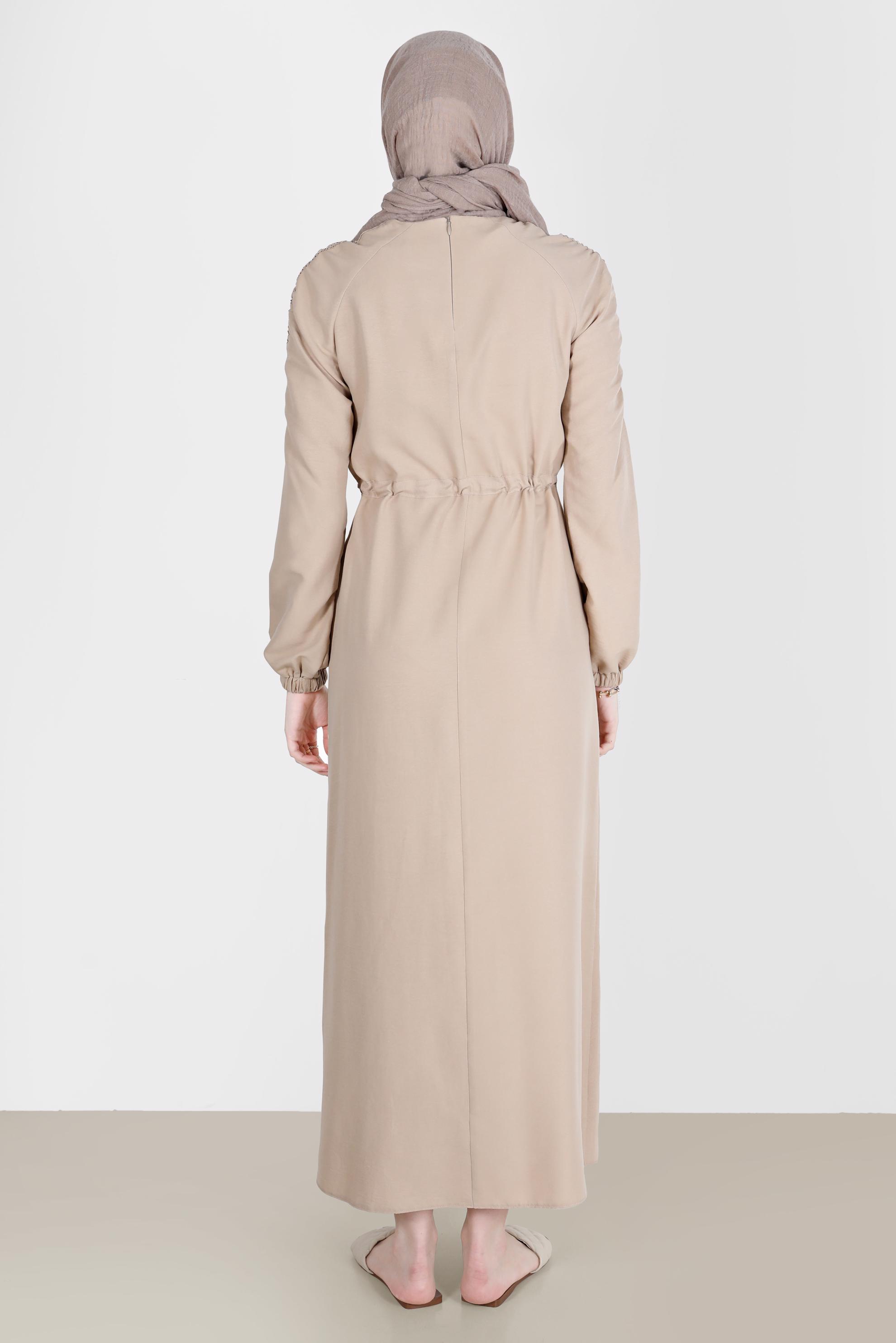 Tesettür giyim BEJ KOLLARI VE BELİ BÜZGÜ DETAYLI ELBİSE 42591 