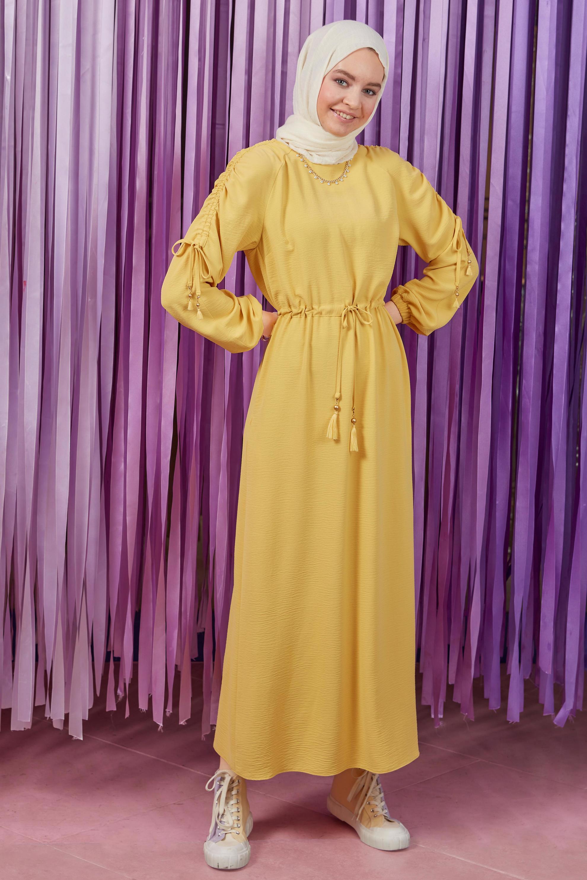 Tesettür giyim SARI KOLLARI VE BELİ BÜZGÜ DETAYLI ELBİSE 42591 