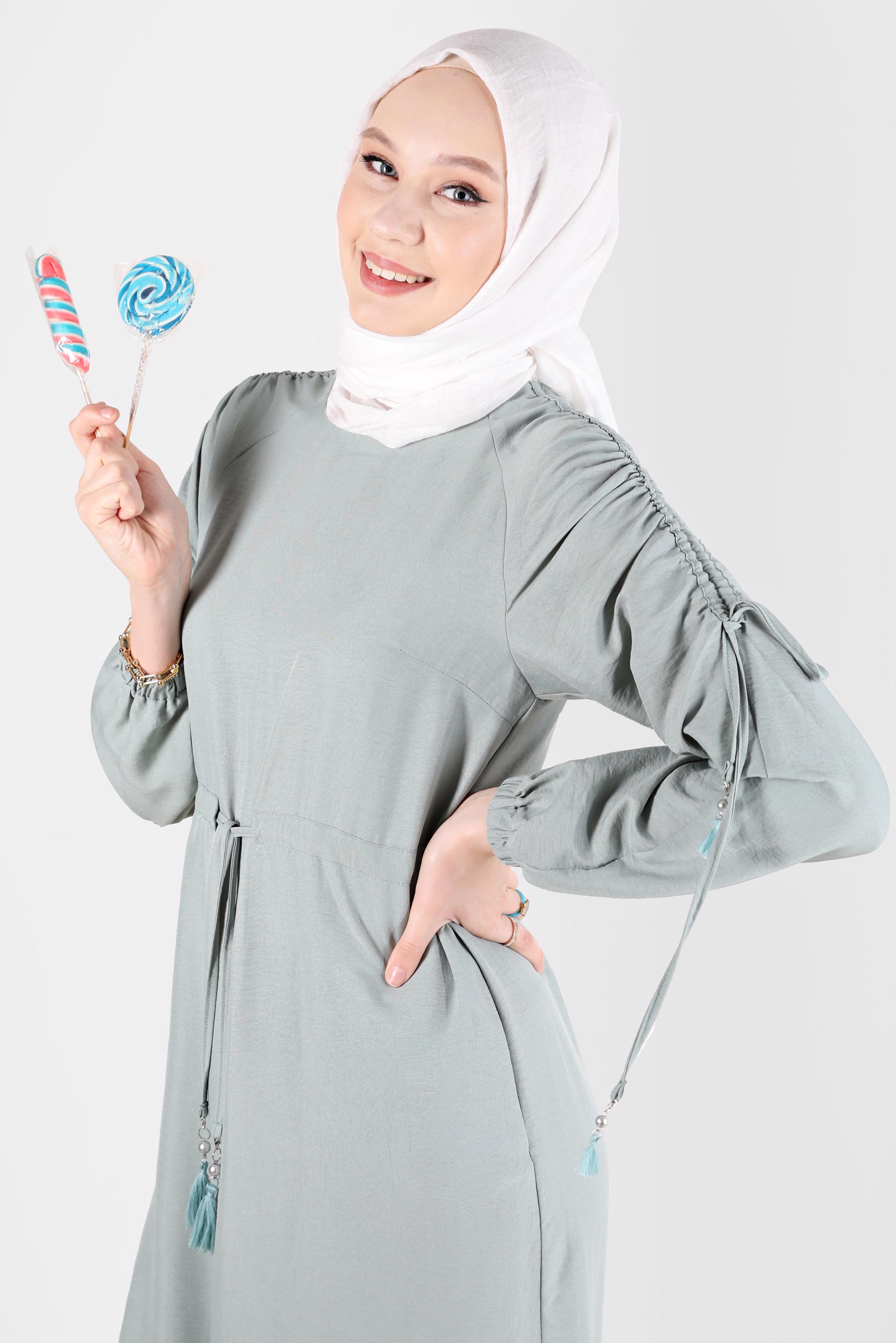 Tesettür giyim MAVİ KOLLARI VE BELİ BÜZGÜ DETAYLI ELBİSE 42591 