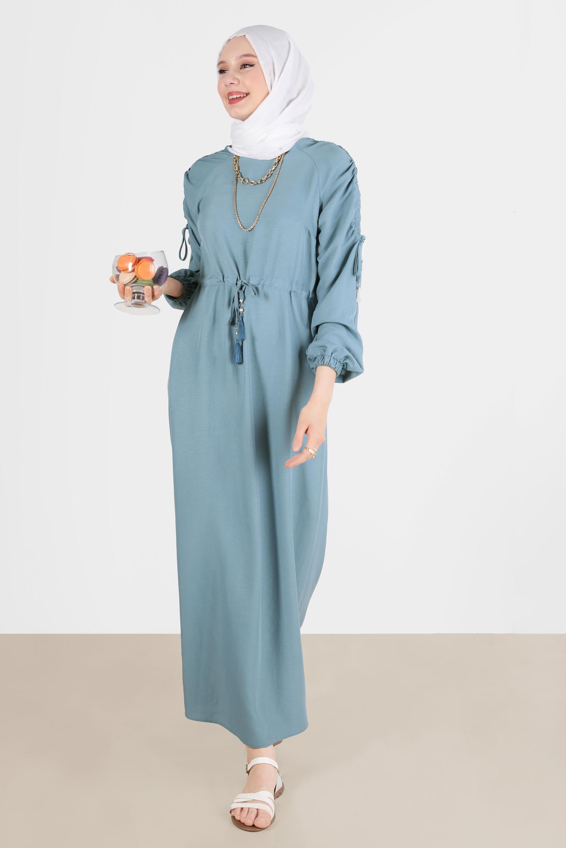 Tesettür giyim MAVİ KOLLARI VE BELİ BÜZGÜ DETAYLI ELBİSE 42591 