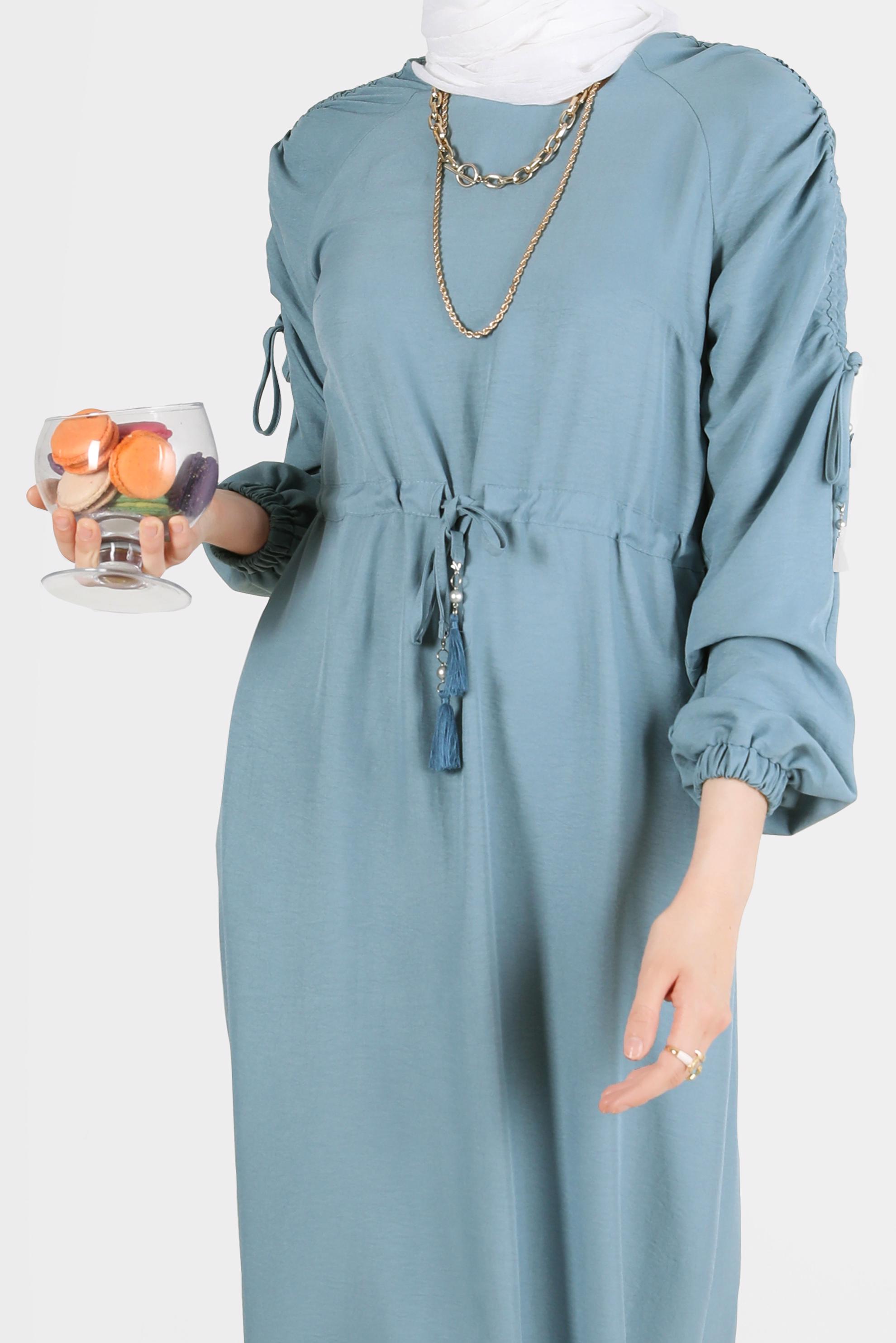 Tesettür giyim MAVİ KOLLARI VE BELİ BÜZGÜ DETAYLI ELBİSE 42591 