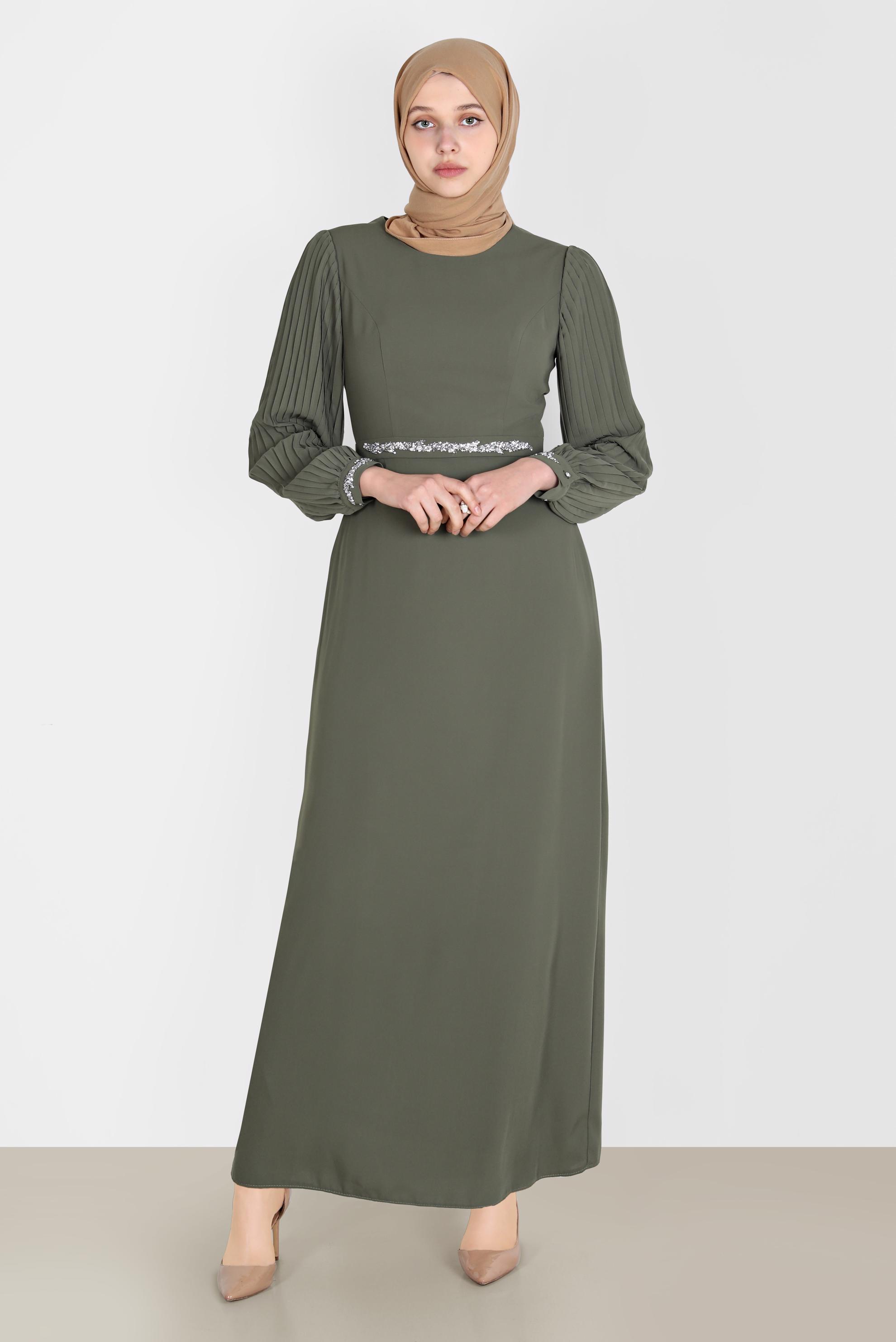 Tesettür giyim HAKİ KOLLARI PİLİSELİ TAŞ İŞLEMELİ ELBİSE 42592