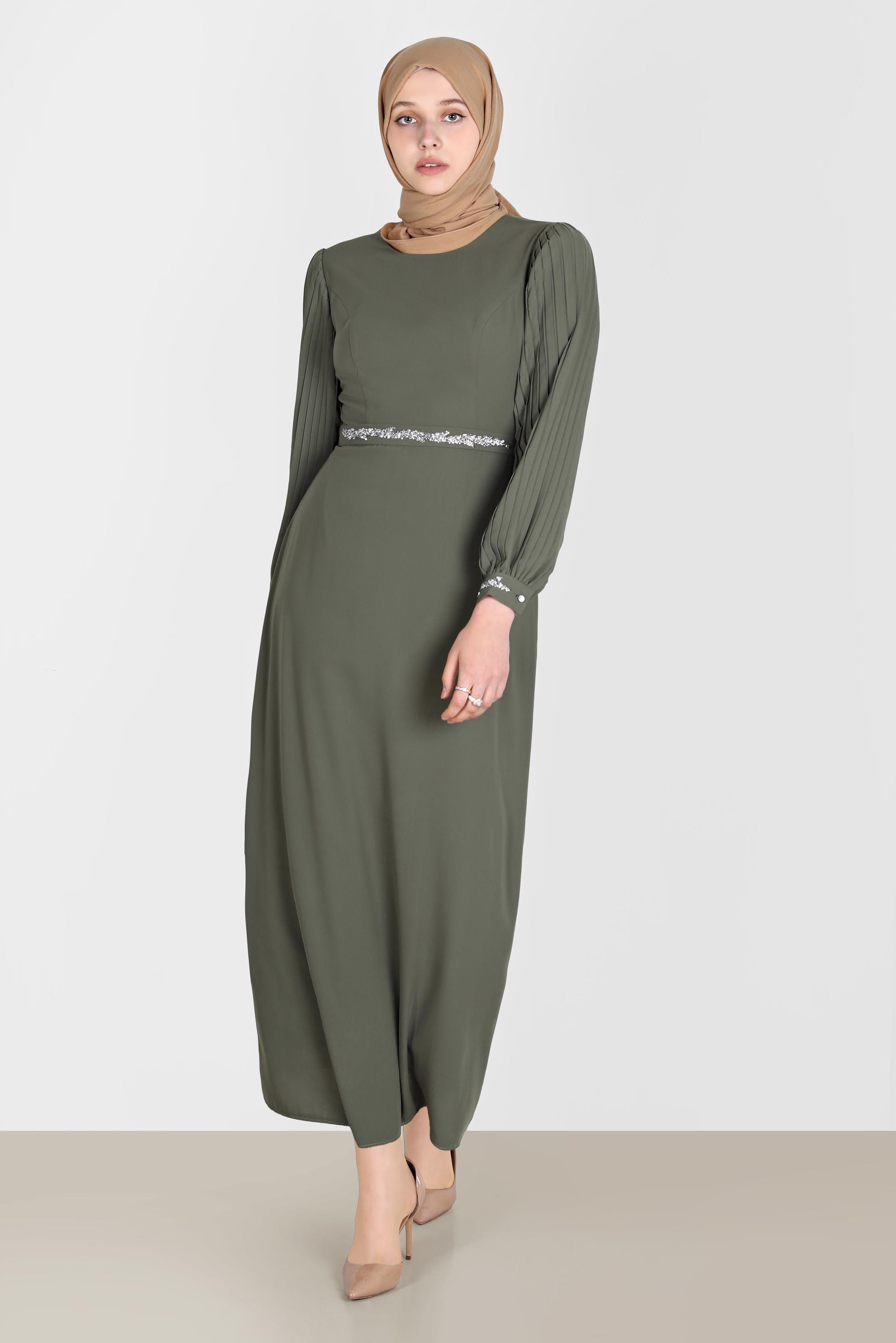 Tesettür giyim HAKİ KOLLARI PİLİSELİ TAŞ İŞLEMELİ ELBİSE 42592