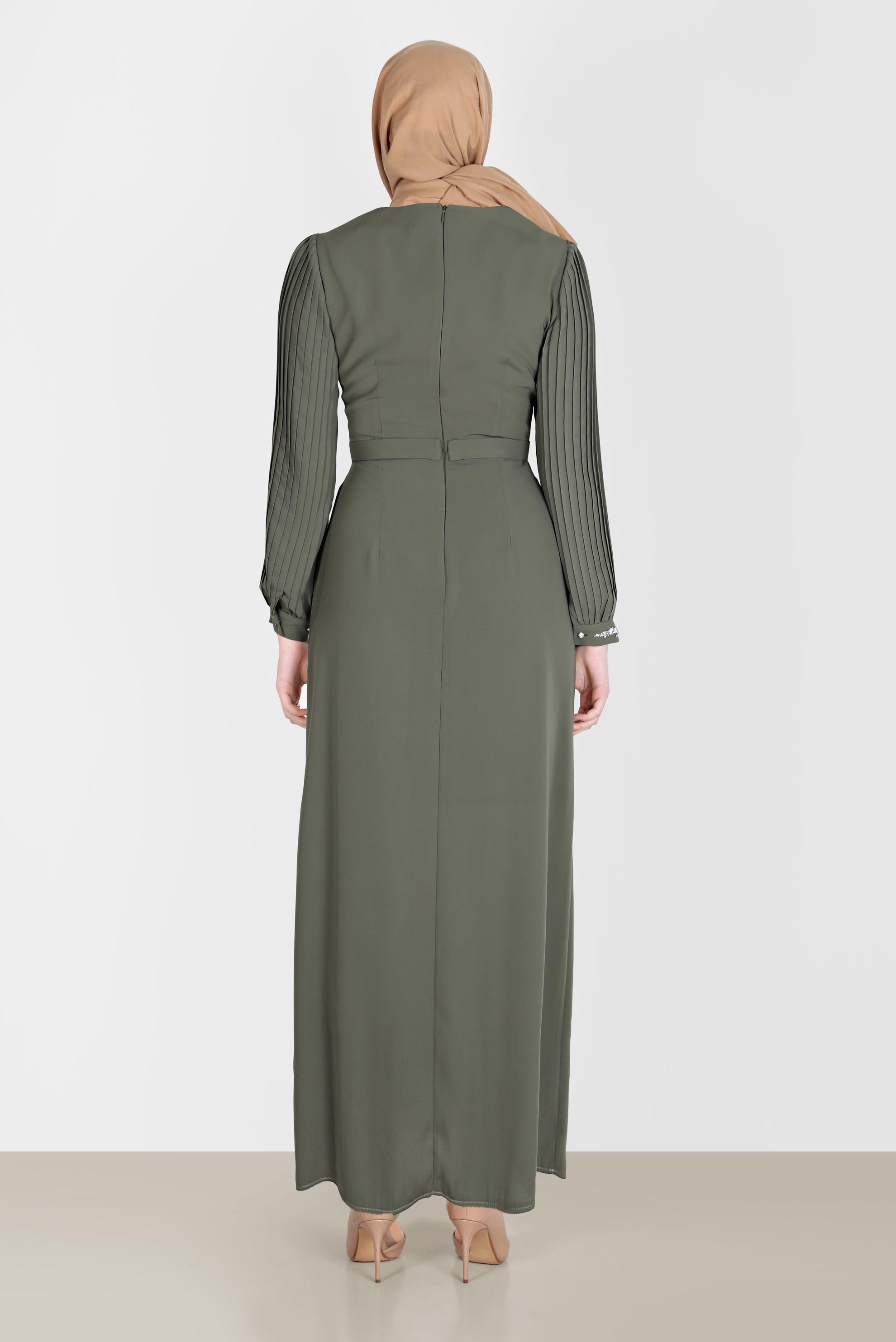 Tesettür giyim HAKİ KOLLARI PİLİSELİ TAŞ İŞLEMELİ ELBİSE 42592