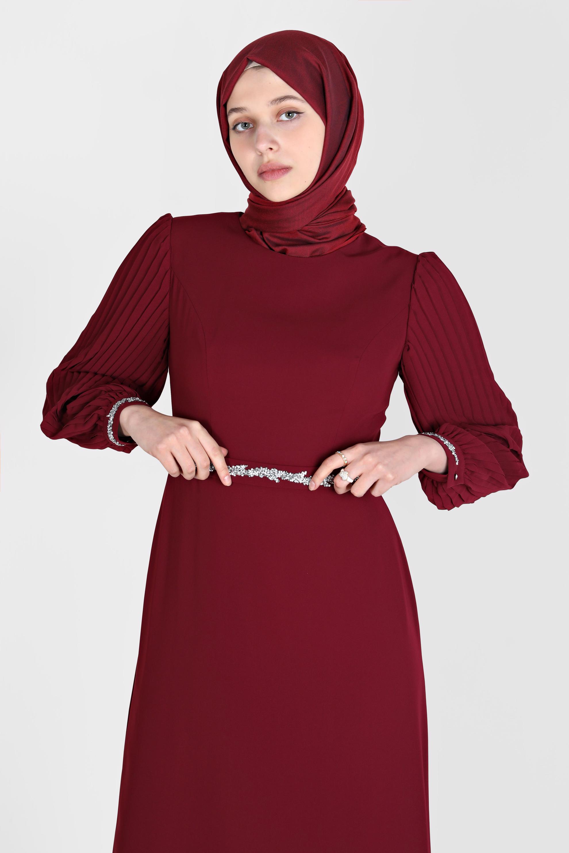 Tesettür giyim BORDO KOLLARI PİLİSELİ TAŞ İŞLEMELİ ELBİSE 42592