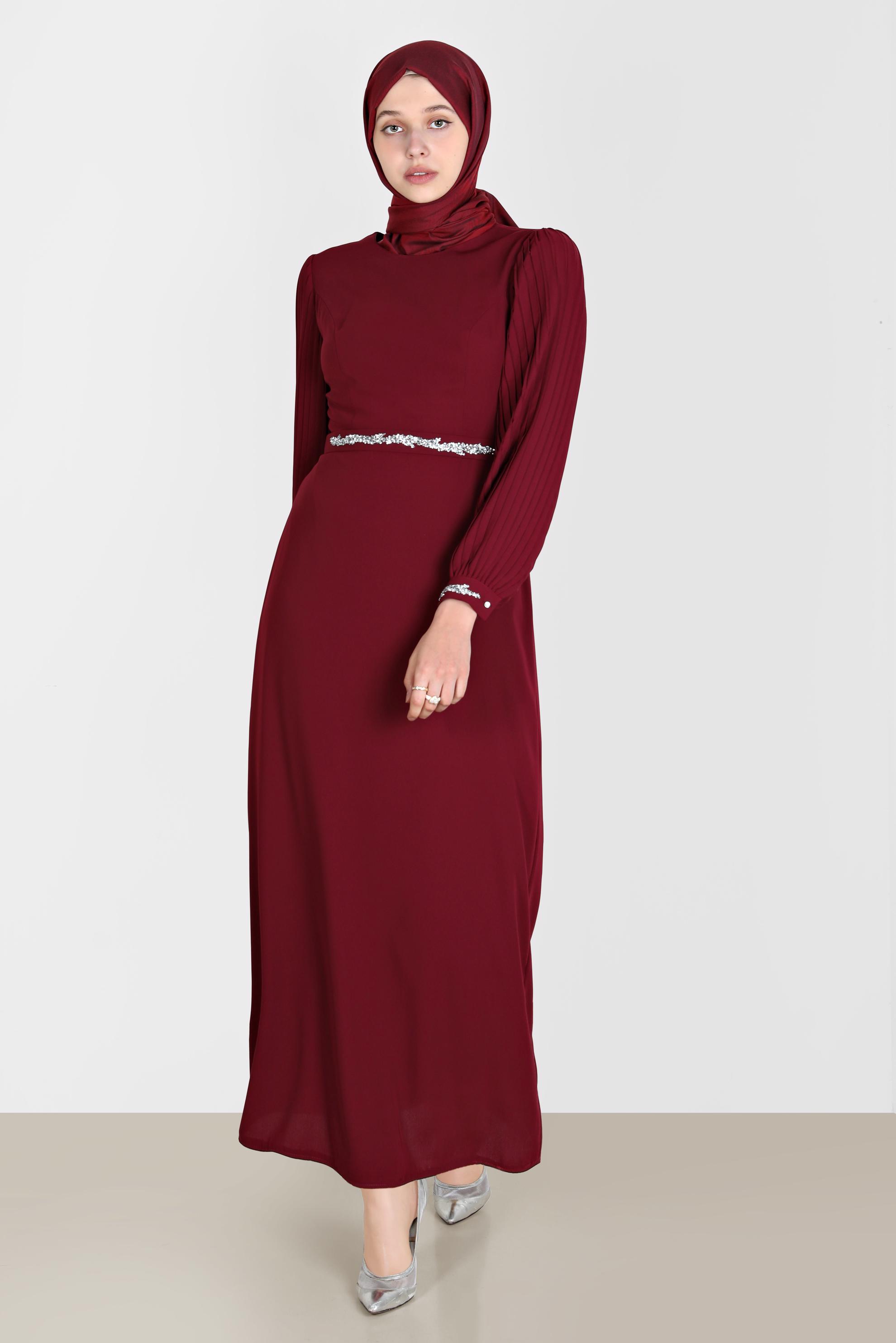 Tesettür giyim BORDO KOLLARI PİLİSELİ TAŞ İŞLEMELİ ELBİSE 42592