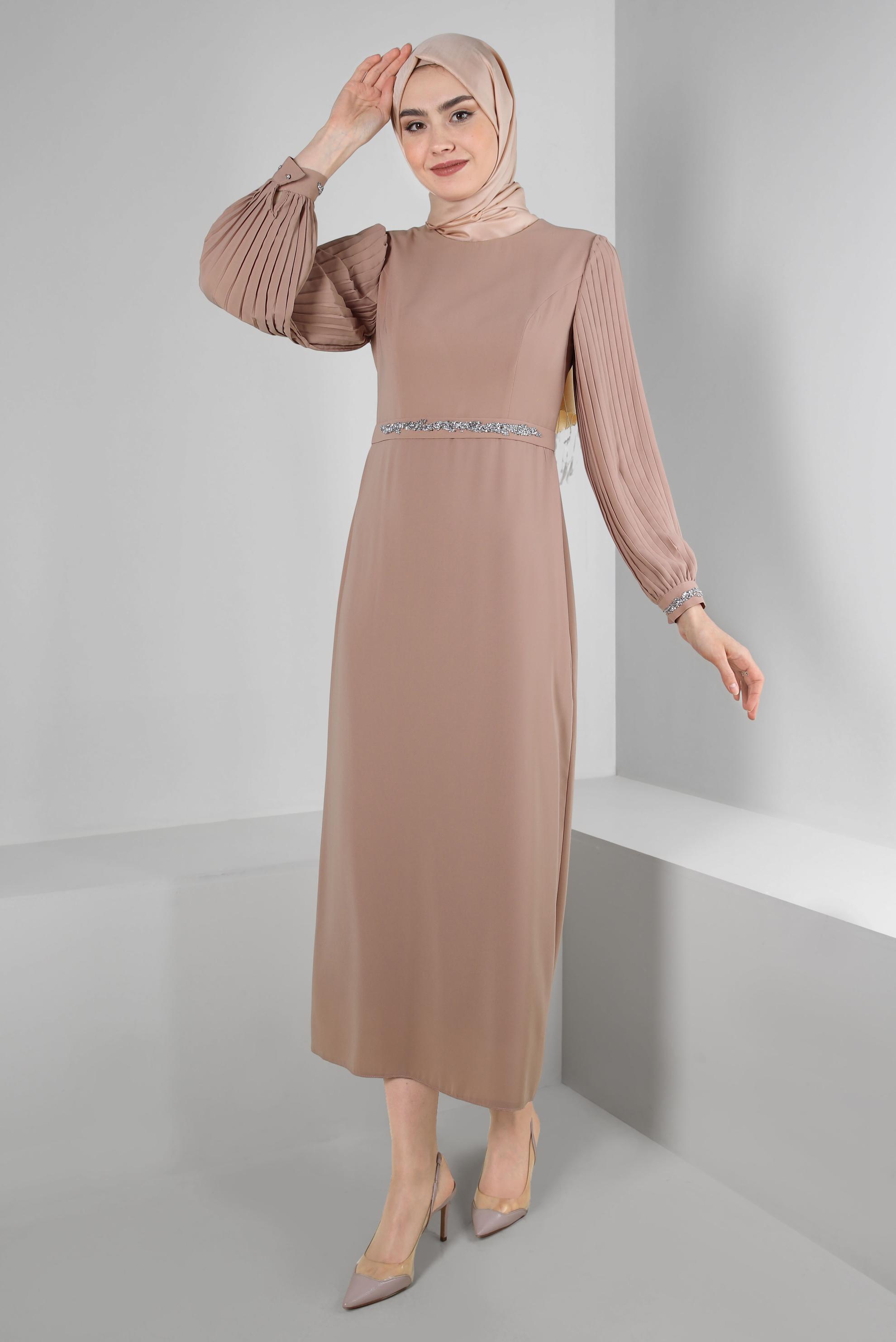 Tesettür giyim BEJ KOLLARI PİLİSELİ TAŞ İŞLEMELİ ELBİSE 42592