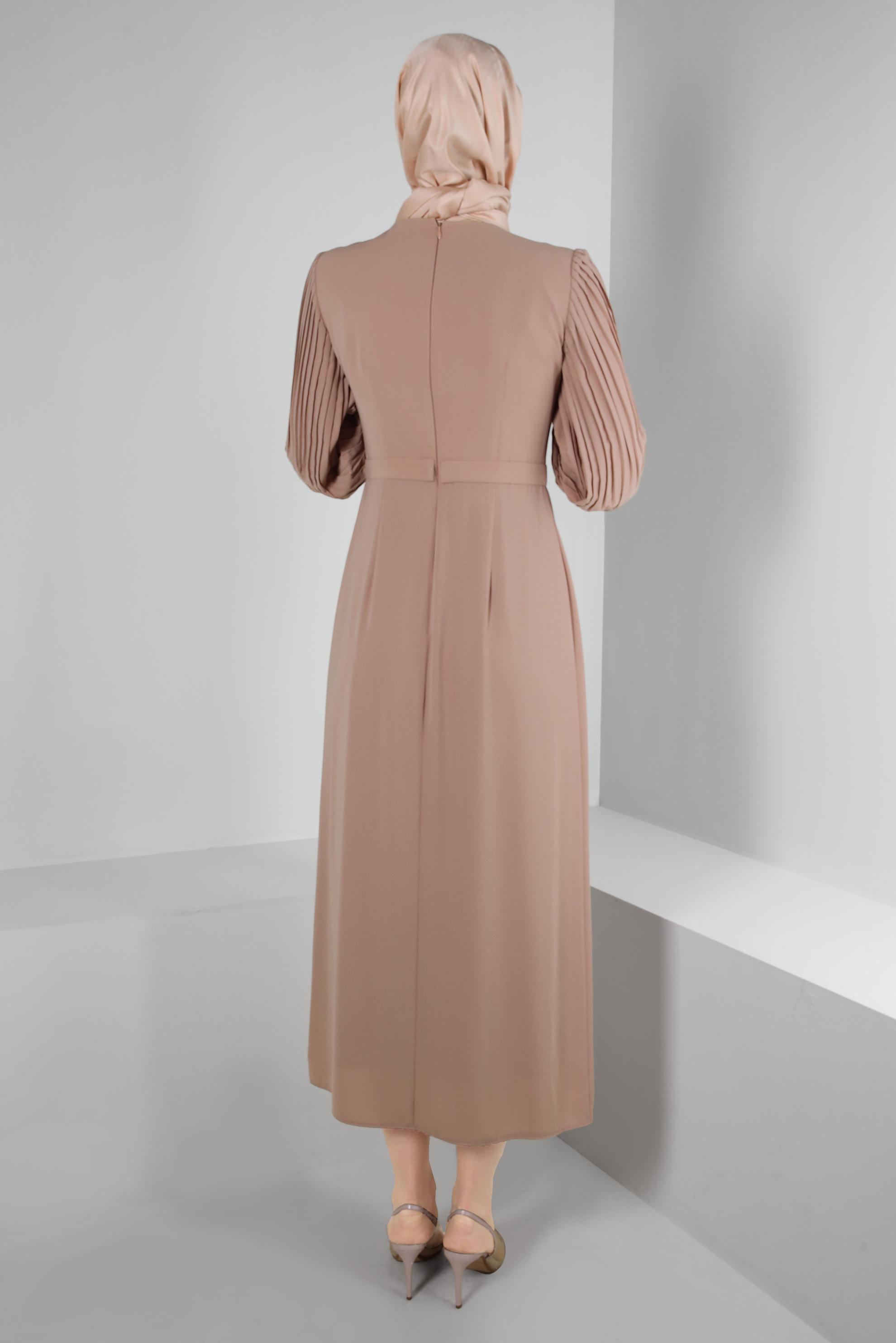 Tesettür giyim BEJ KOLLARI PİLİSELİ TAŞ İŞLEMELİ ELBİSE 42592