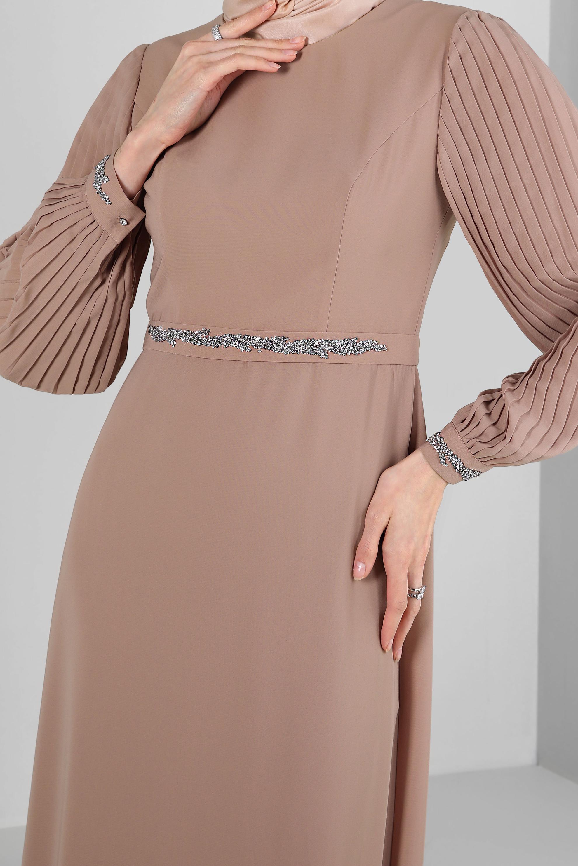 Tesettür giyim BEJ KOLLARI PİLİSELİ TAŞ İŞLEMELİ ELBİSE 42592