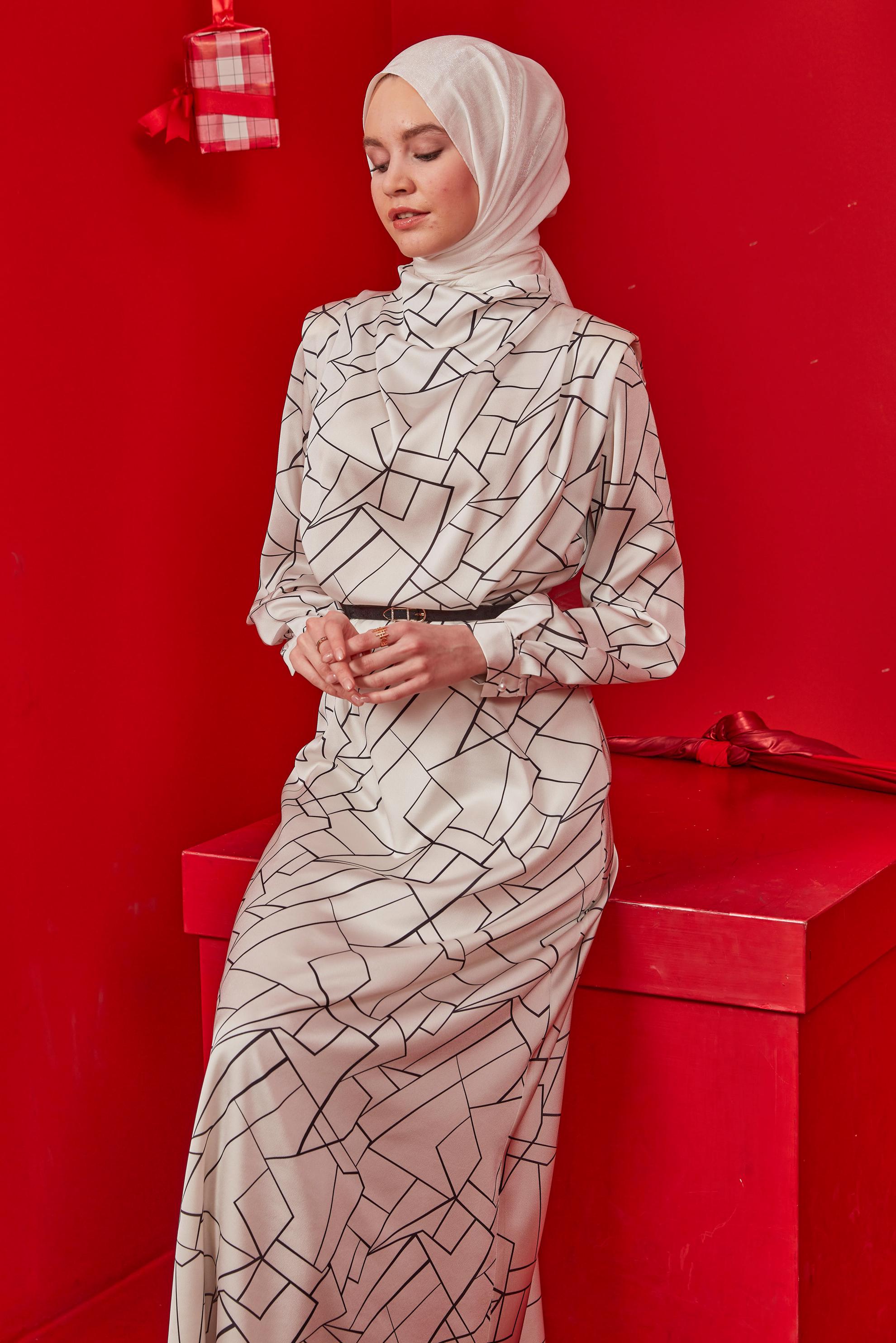 Tesettür giyim BEYAZ GEOMETRİK ŞEKİLLİ VATKALI SATEN ELBİSE 42609 