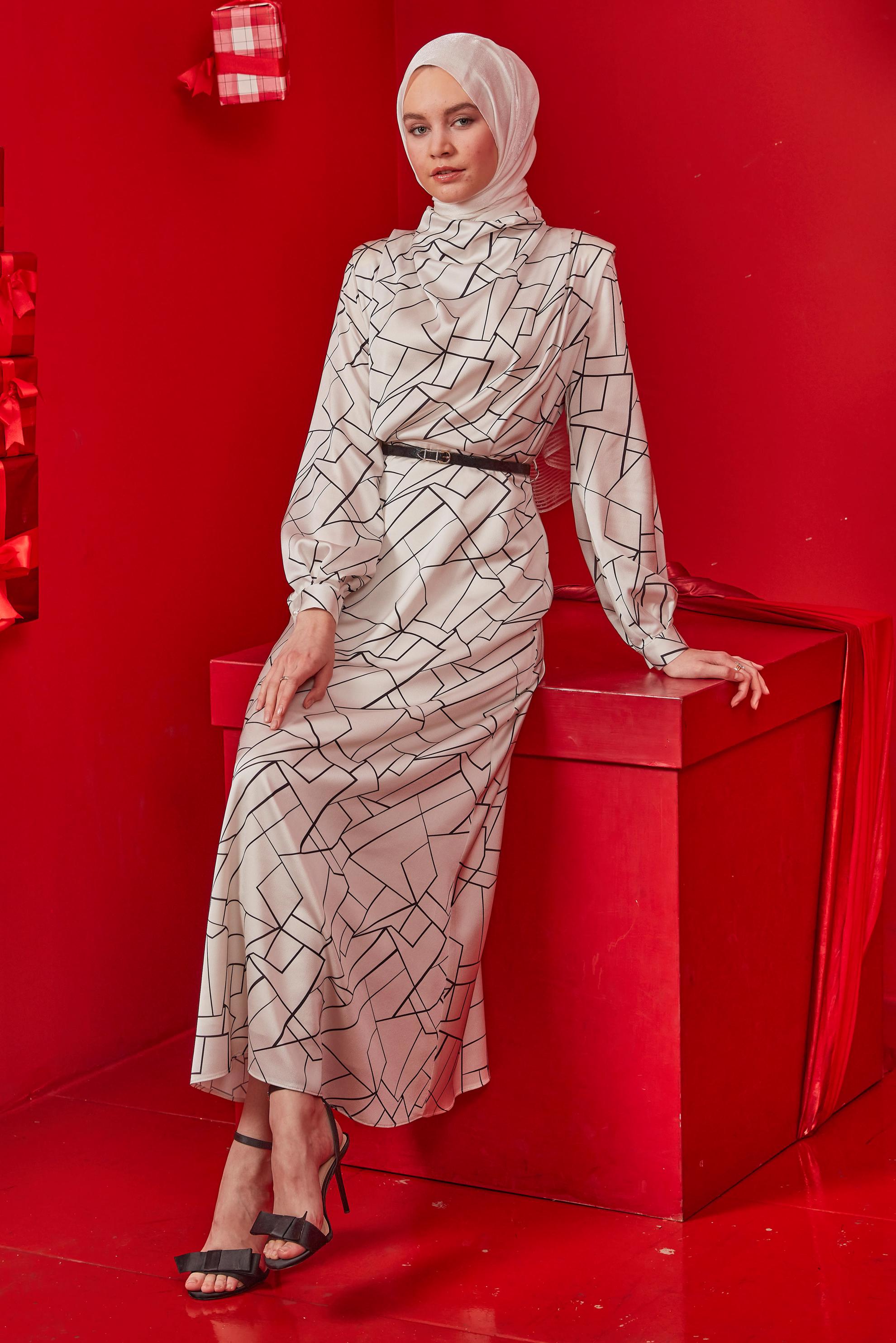 Tesettür giyim BEYAZ GEOMETRİK ŞEKİLLİ VATKALI SATEN ELBİSE 42609 