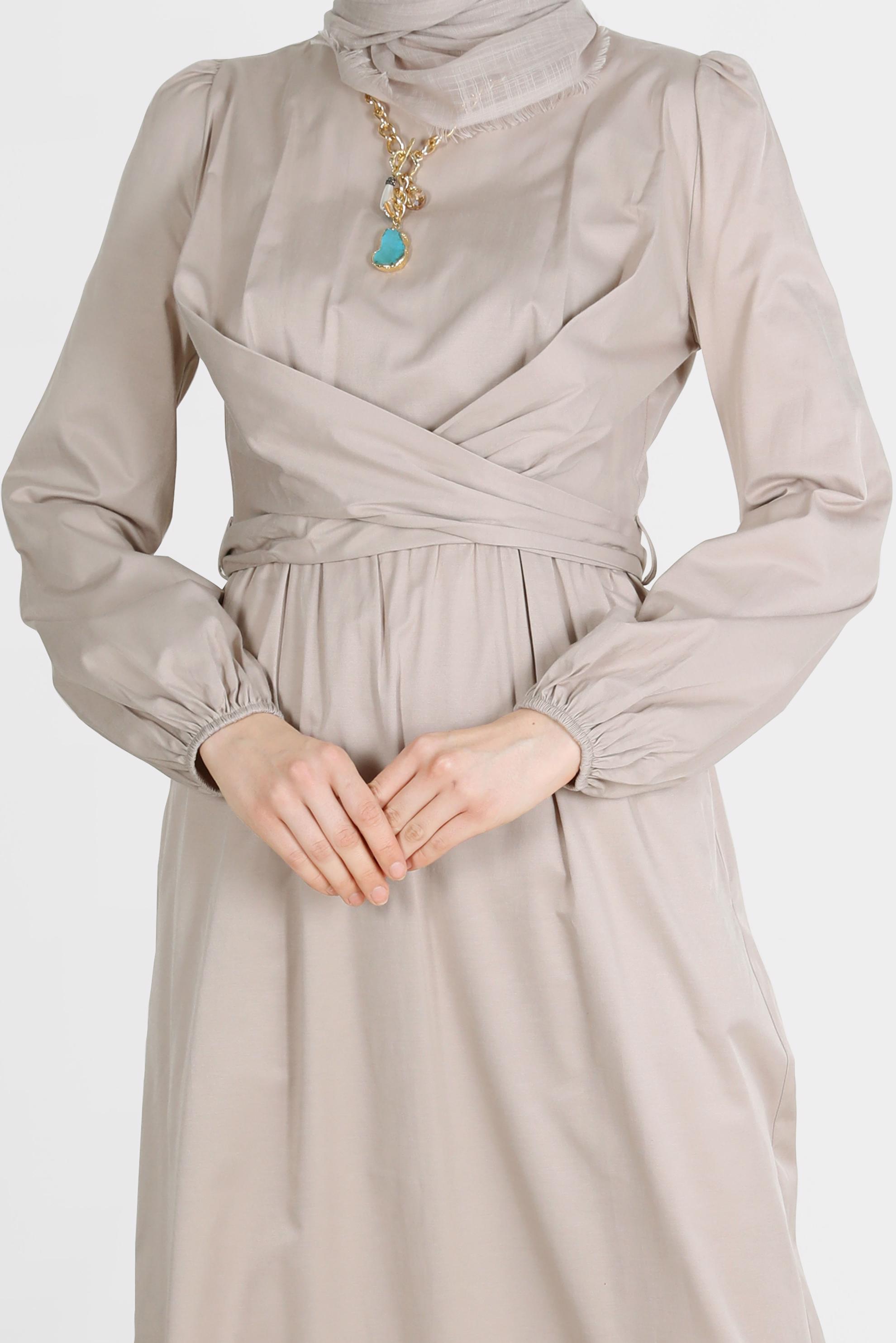 Tesettür giyim BEJ ÇAPRAZ BAĞLAMALI ELBİSE 42611